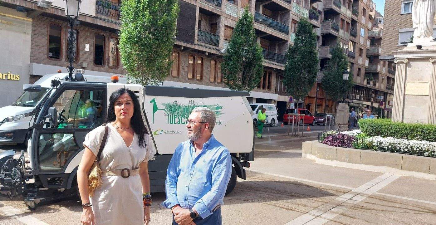 Lorena Orduna y José Miguel Veintemilla, en la presentación de una anterior campaña de limpieza de las calles
