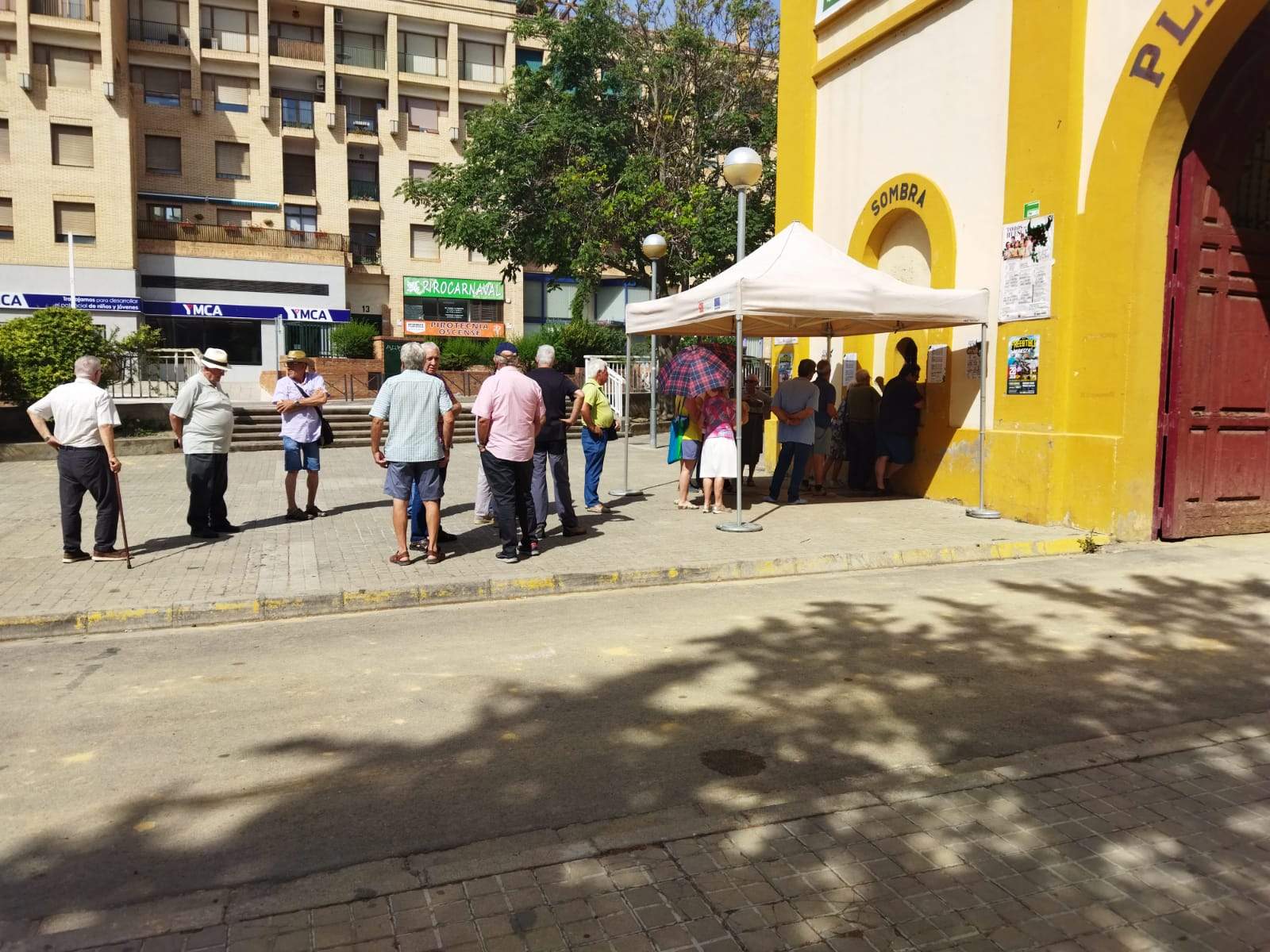 Colas en la Plaza de Toros de Huesca este miércoles. Foto: Carlos Jalle