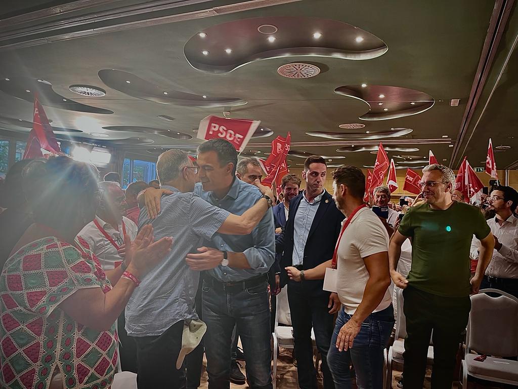 Pedro Sánchez saluda a Marcelino Iglesias. Foto: Mercedes Manterola