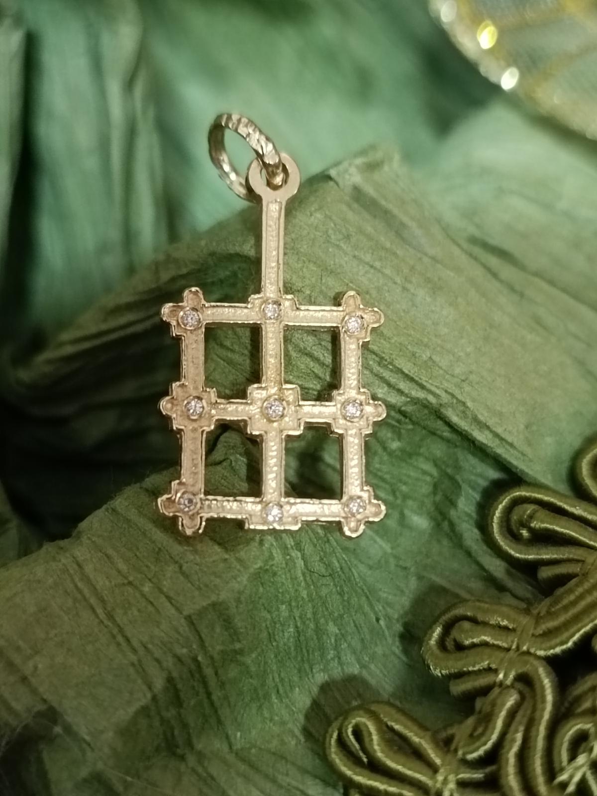 La parrilla que reproduce el relicario original con el hueso de San Lorenzo