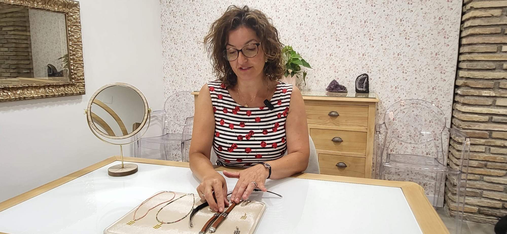 Ana Isabel Claver, con las parrillas inspiradas en el relicario original