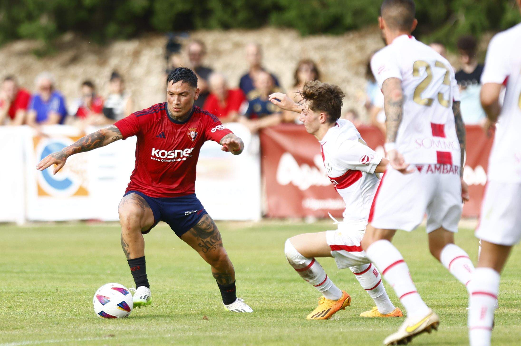 Chimy Ávila, exjugador azulgrana, se prepara para disparar en el encuentro entre Osasuna y Huesca. Foto: CA Osasuna