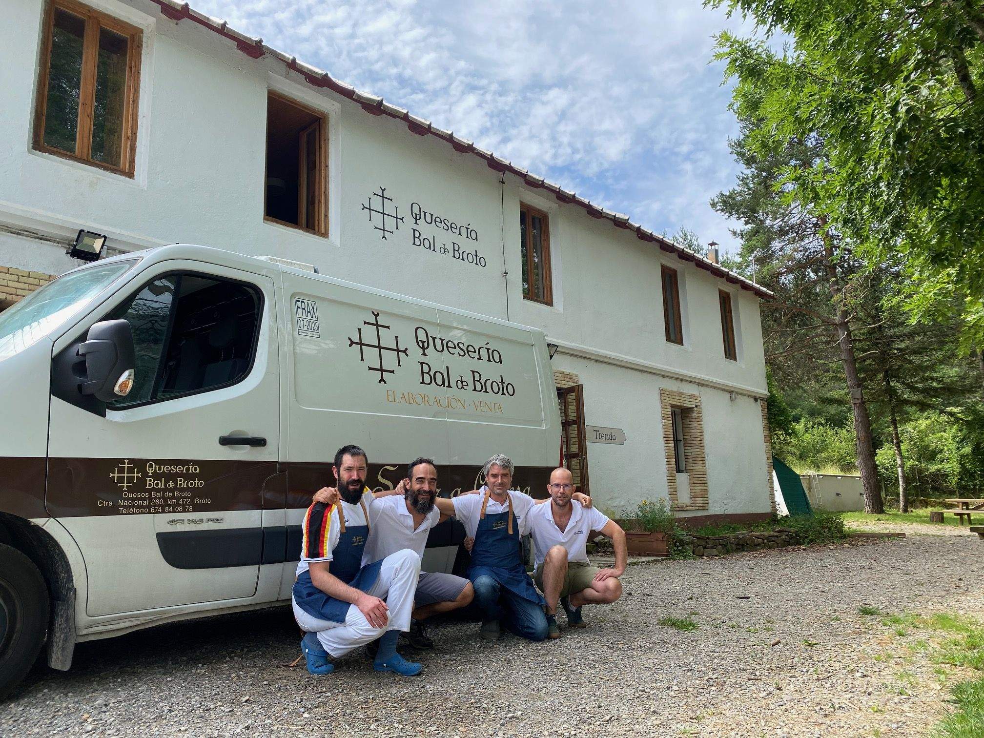Óscar Palacio,  Pedro Moreno, Alberto Berne y José Ramón Miranda en la puerta de la Quesería