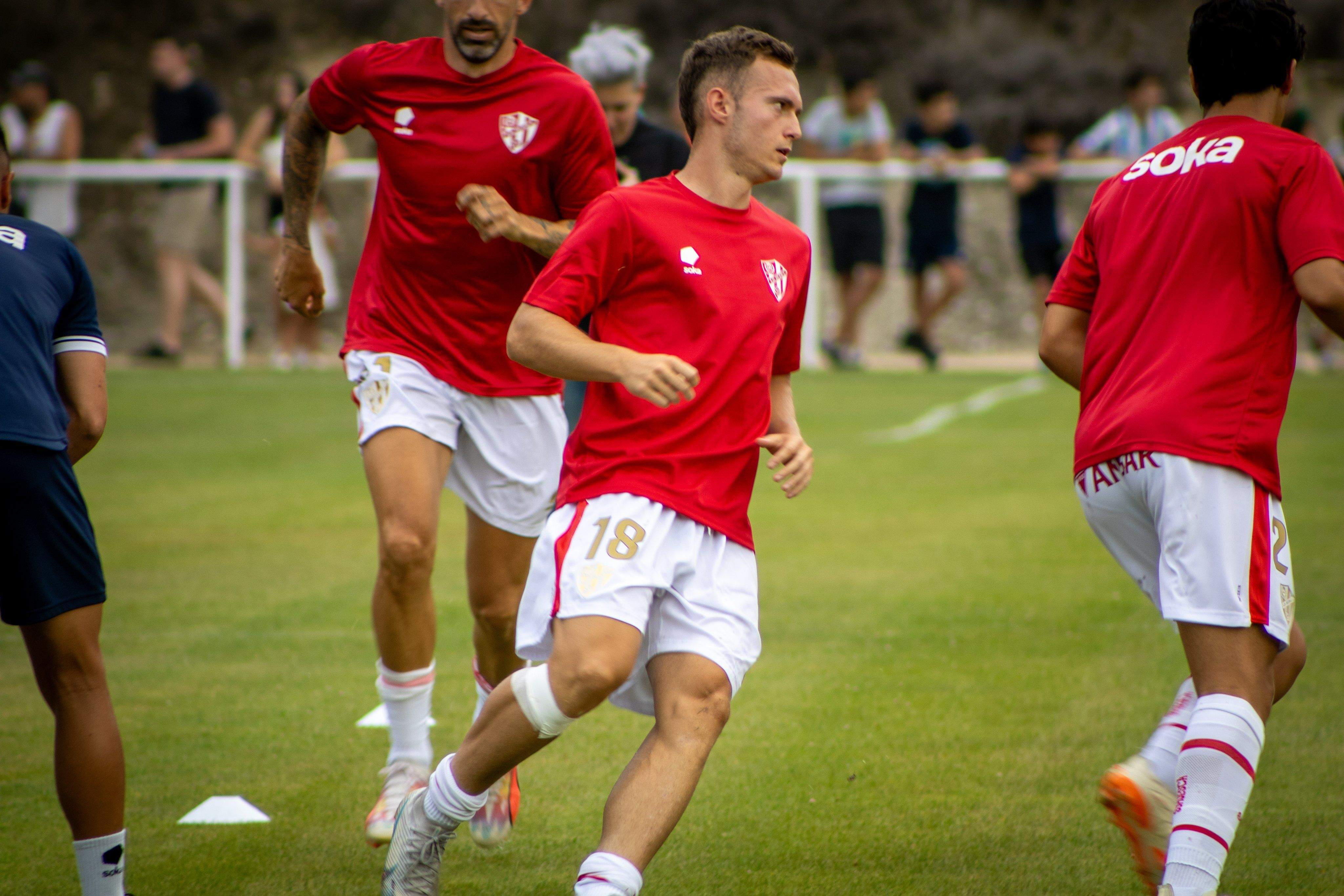 Rafa Tresaco en pleno calentamiento antes de iniciar el choque ante Osasuna. Foto: SDH