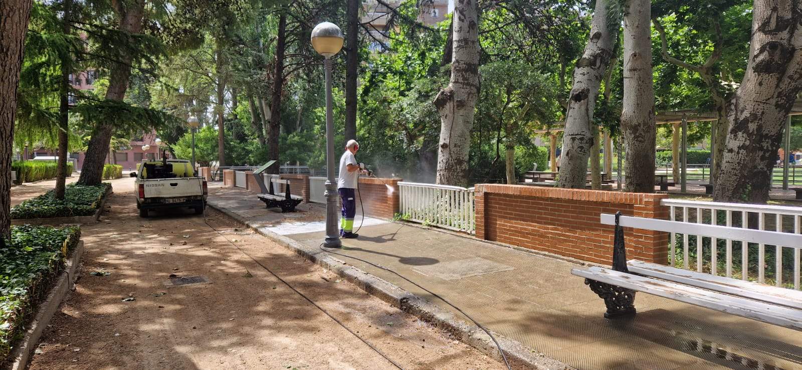 Las Brigadas de Jardines en el Parque Miguel Servet. Foto Myriam Martínez