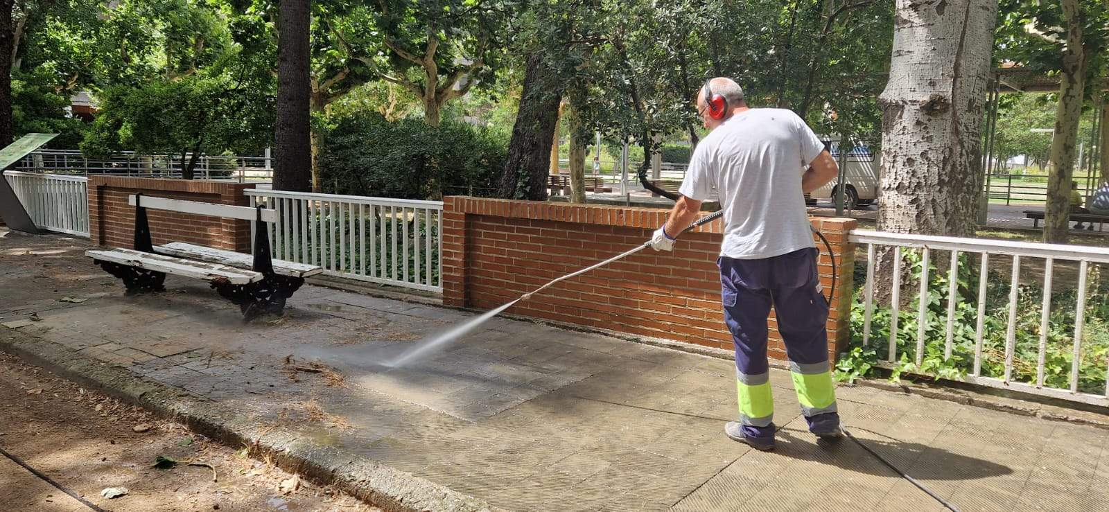 Las Brigadas de Jardines han permanecido toda la mañana retirando los restos de la tormenta. Foto Myriam Martínez