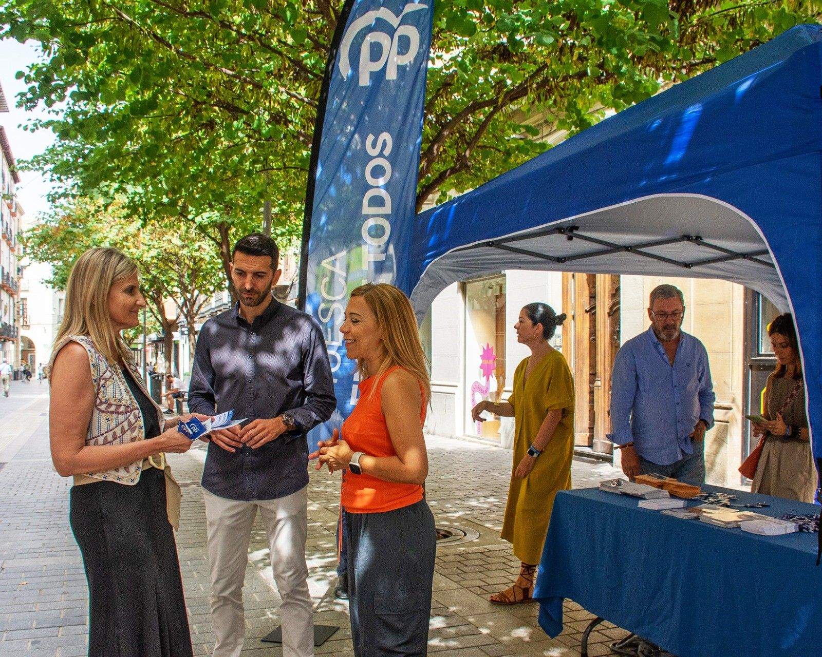 Melania Mur, David Cregenzán y Ana Alós este miércoles en campaña