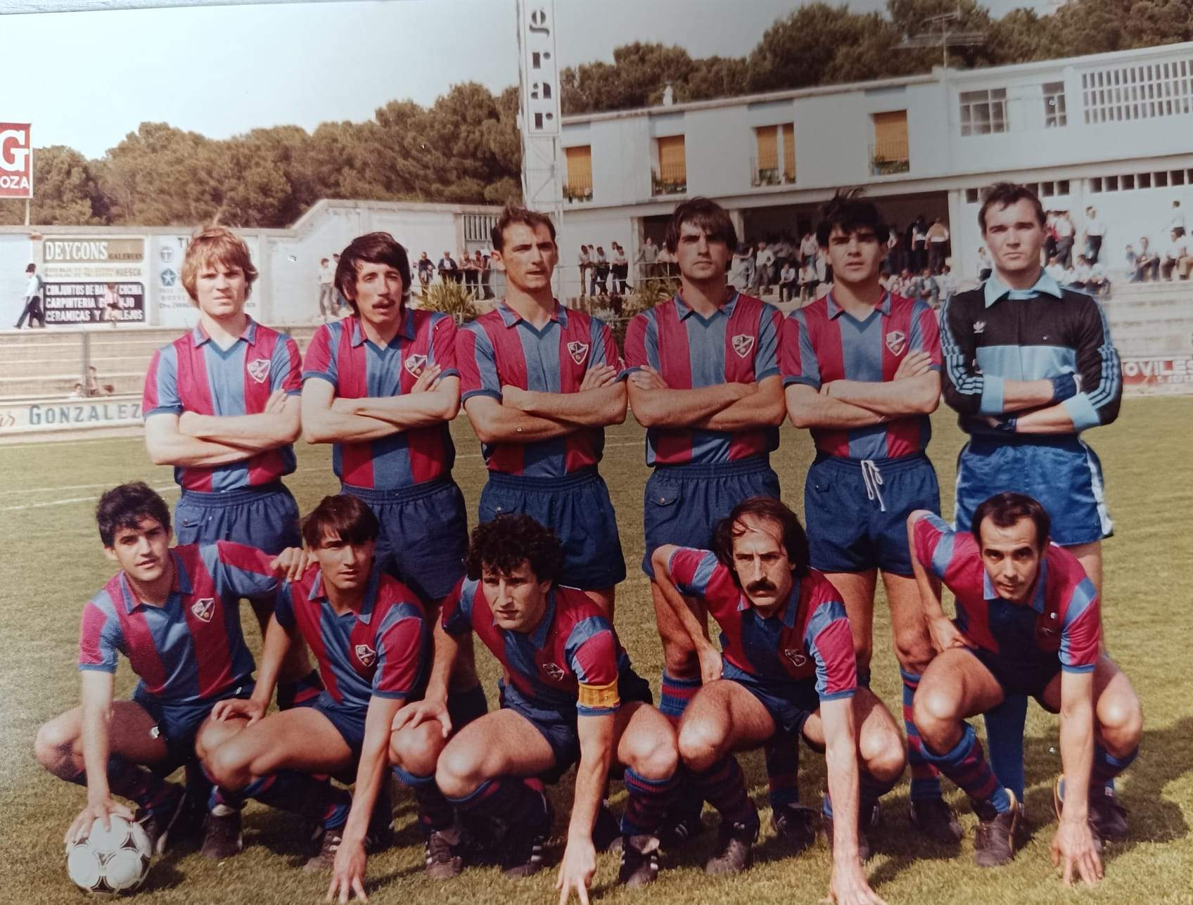 En el Huesca, temporada 81-82, Esparza tercero por la derecha de pie.