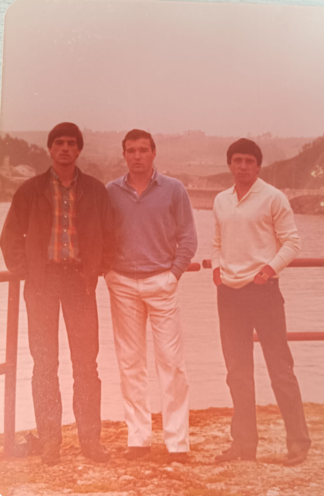 Dos porteros (Garde y Zárraga) y Esparza a la izquierda.