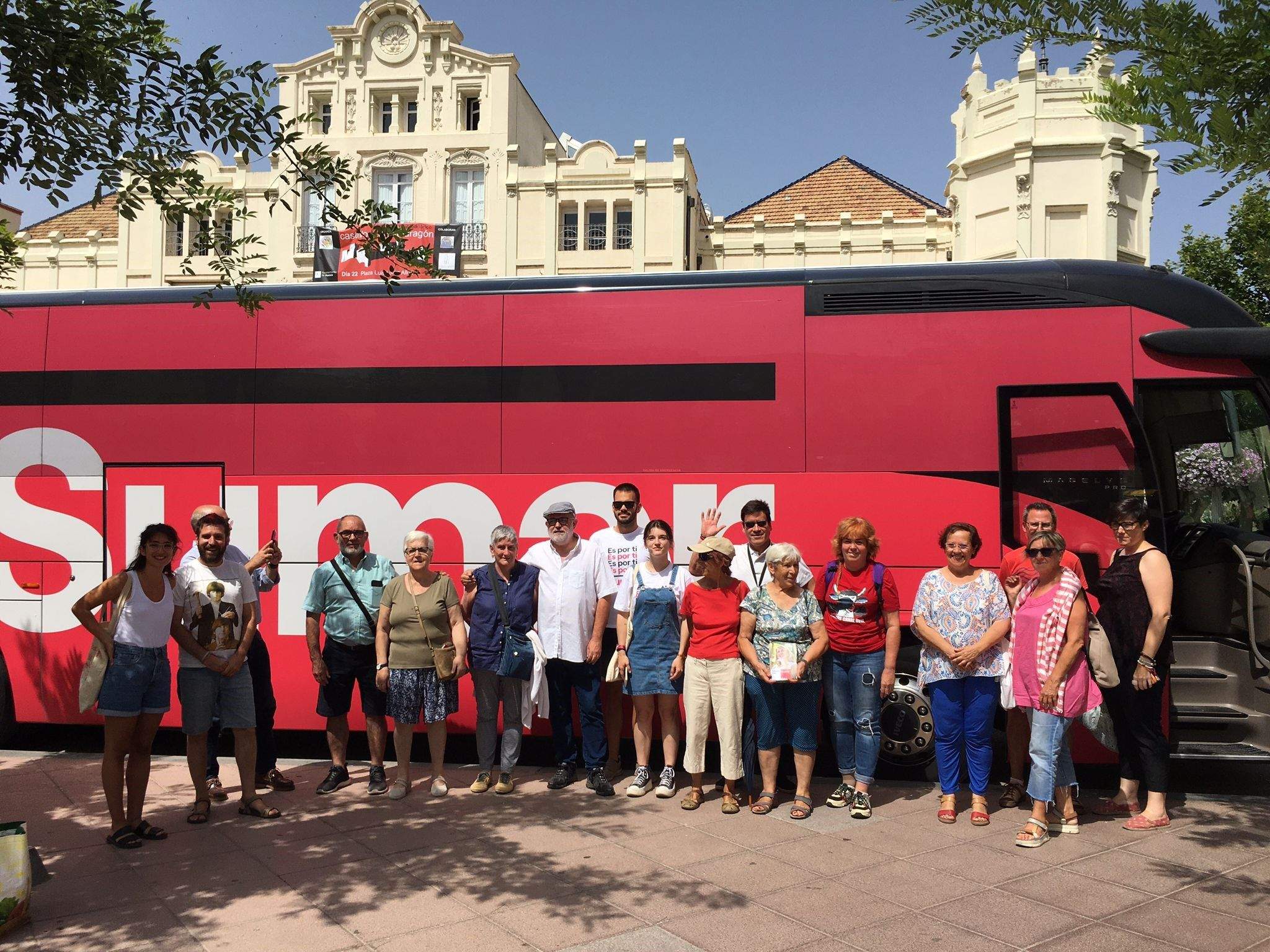 Autobús de Sumar en la plaza de Navarra de Huesca