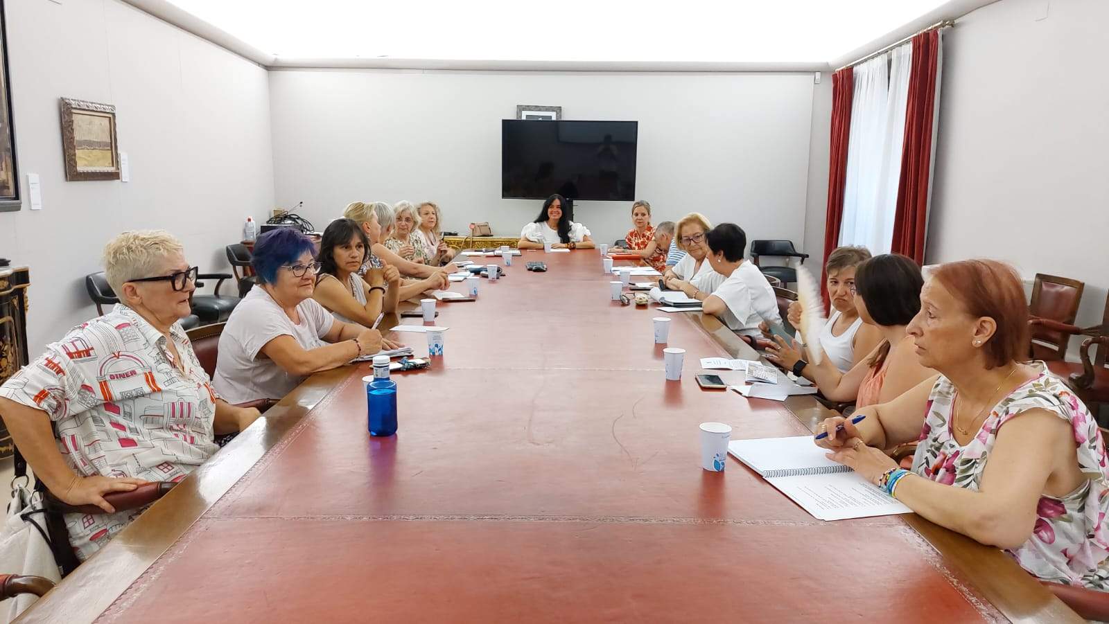 Reunión del equipo de Gobierno del Ayuntamiento encabezado por Lorena Orduna con representantes de los barrios
