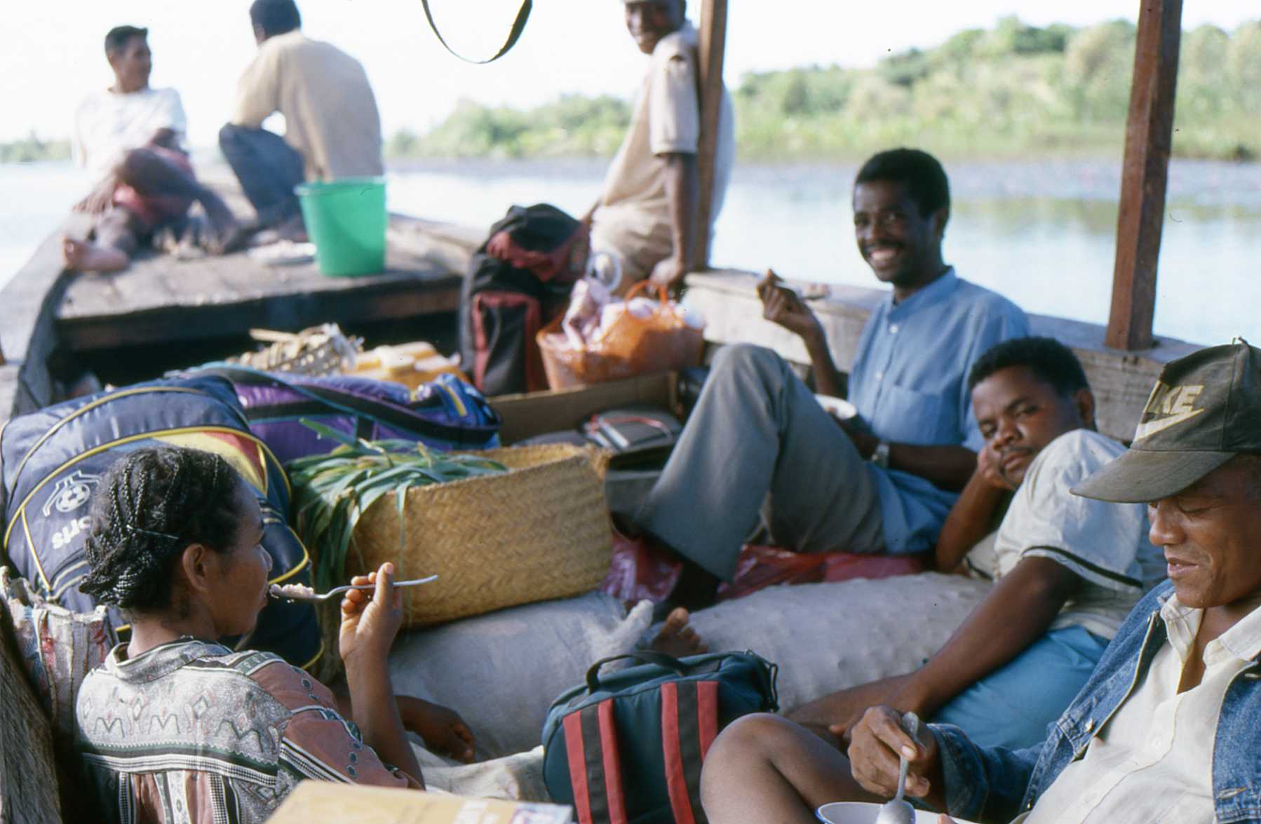 Viaje de Marco Pascual por el canal Pangalanes en Madagascar