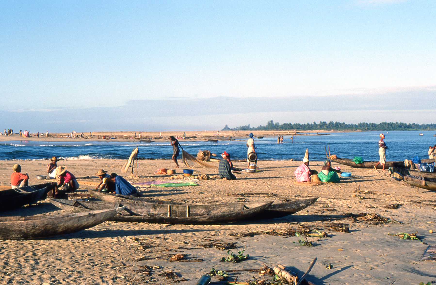 Viaje de Marco Pascual por el canal Pangalanes en Madagascar