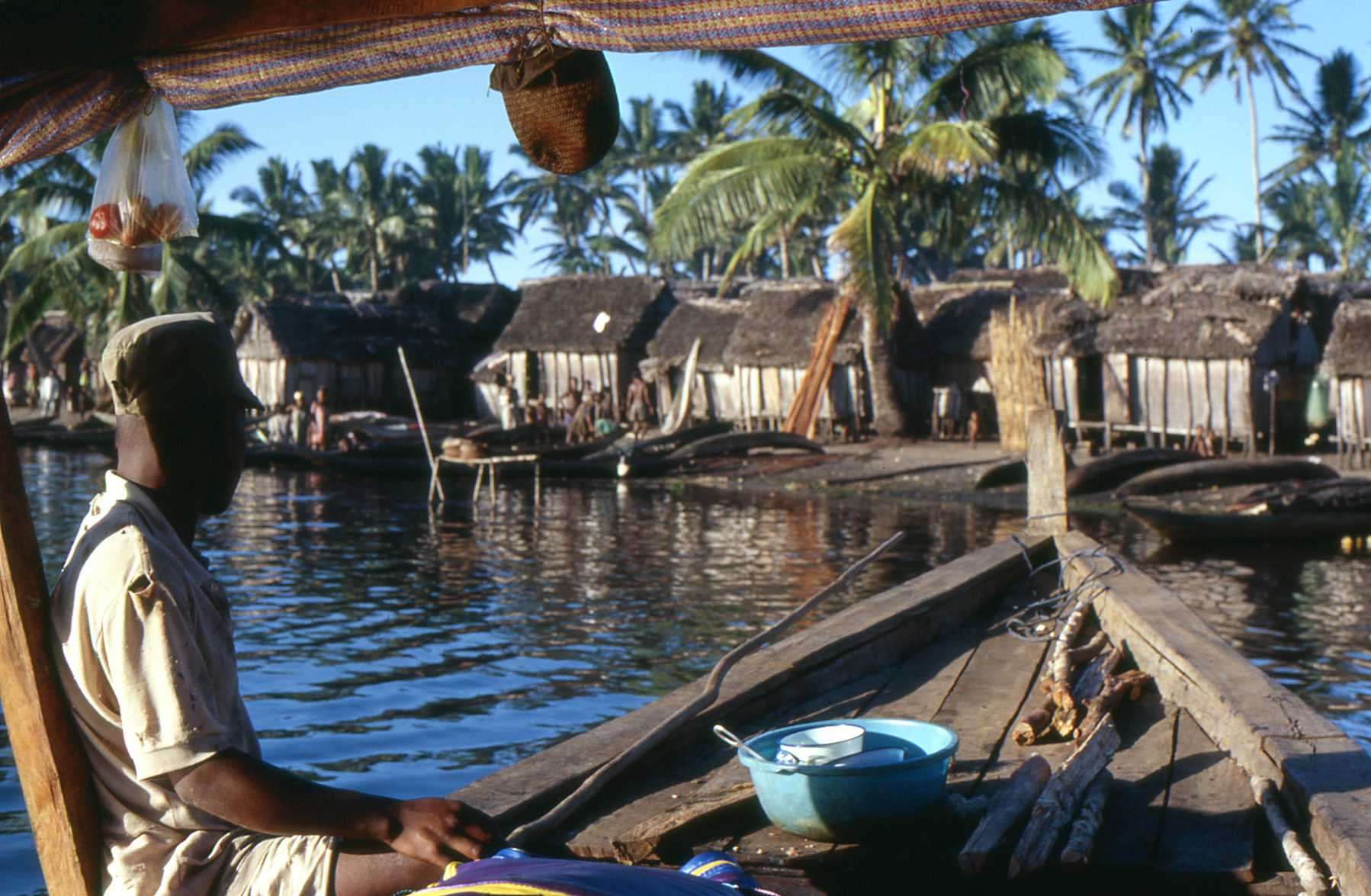 Viaje de Marco Pascual por el canal Pangalanes en Madagascar