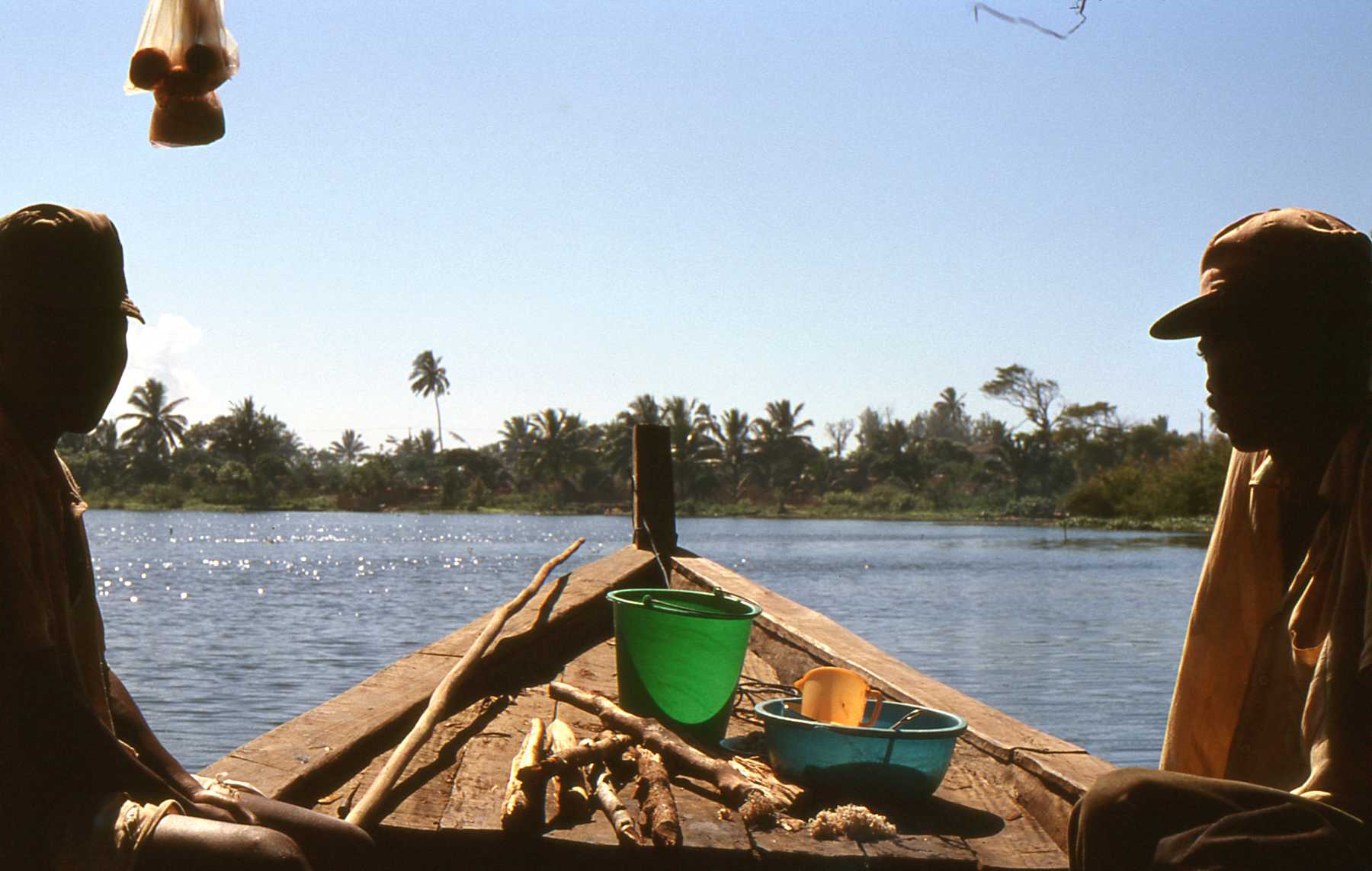 Viaje de Marco Pascual por el canal Pangalanes en Madagascar