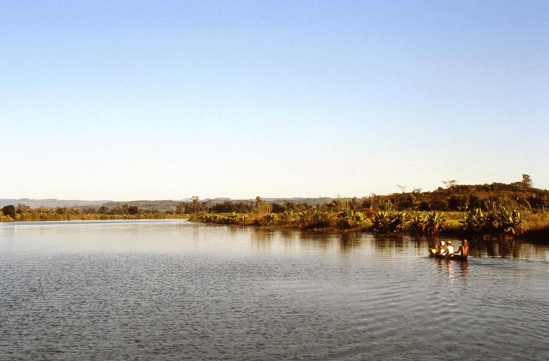 Viaje de Marco Pascual por el canal Pangalanes en Madagascar