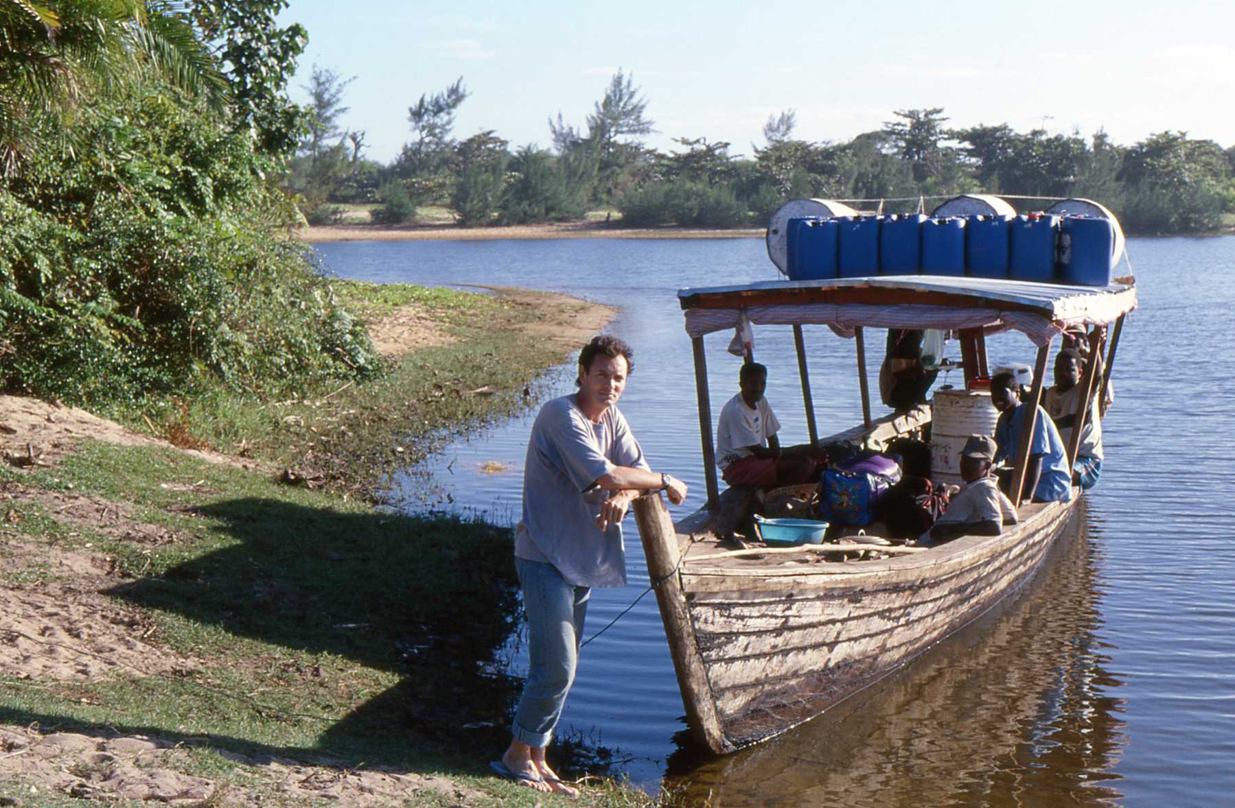 Viaje de Marco Pascual por el canal Pangalanes en Madagascar