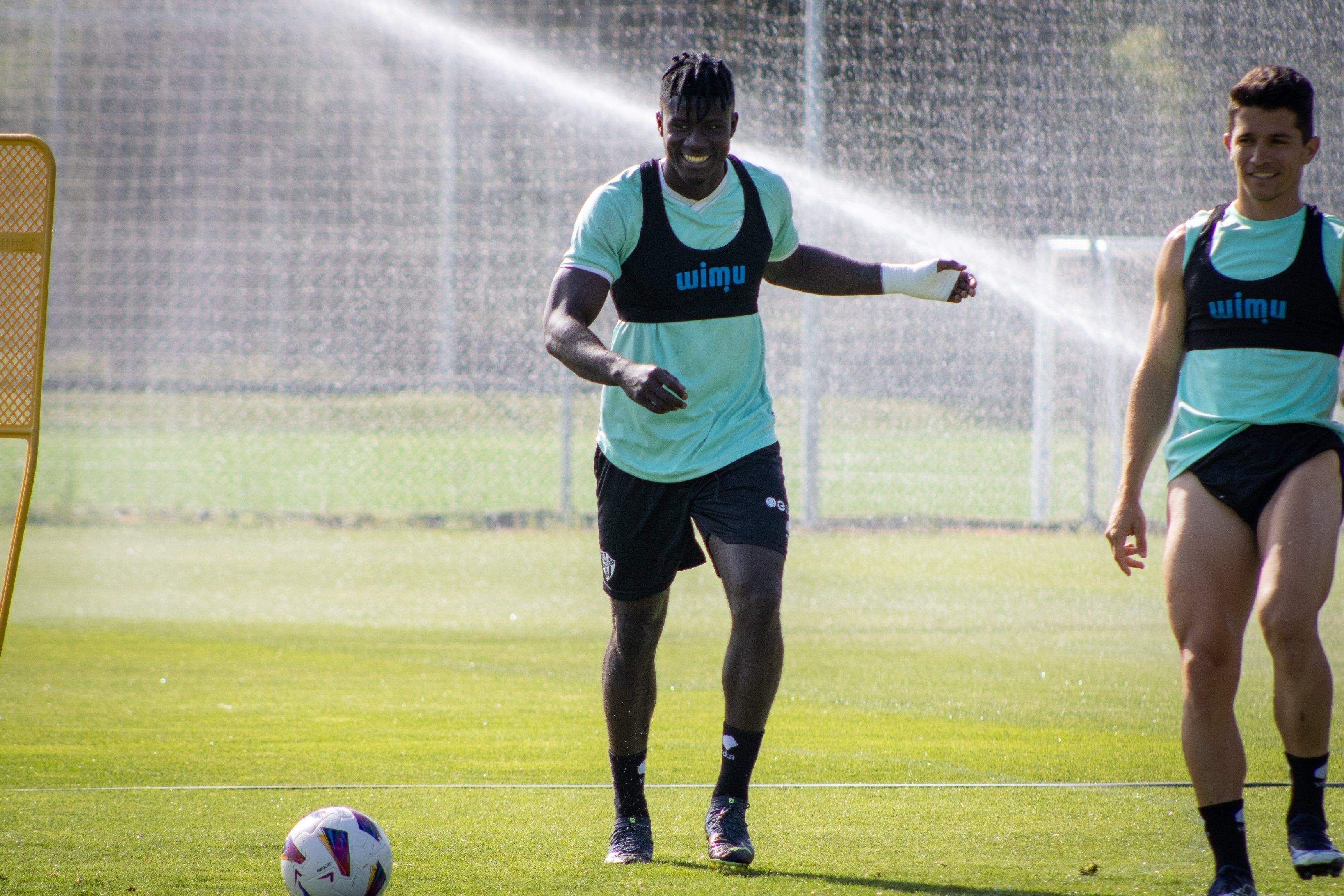 Obeng, sonriente, entrena con el Huesca este jueves a las órdenes de Ziganda. 