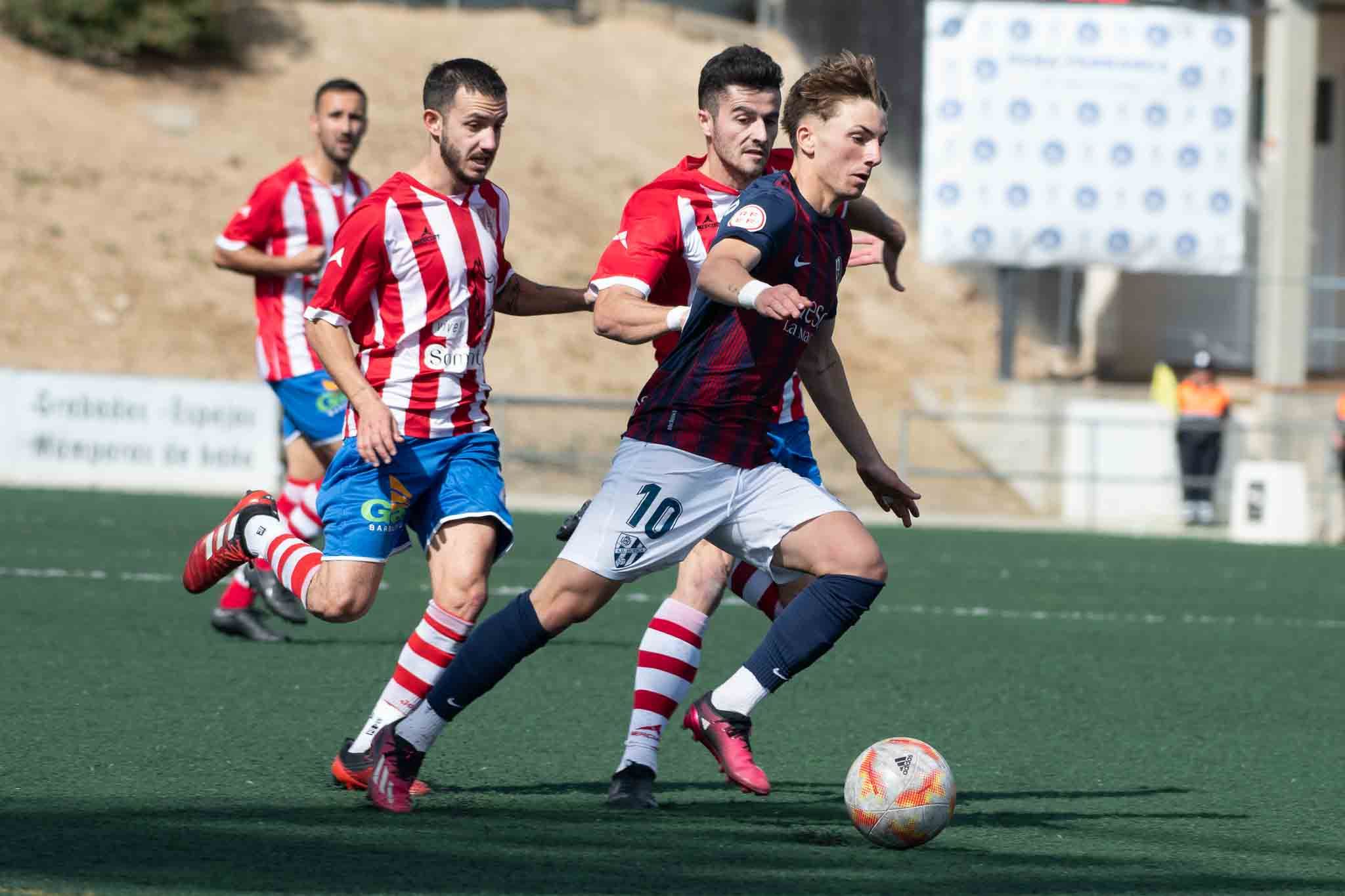 Un momento del último partido de la temporada pasada entre la UD Barbastro y el Huesca B. Foto: SDH