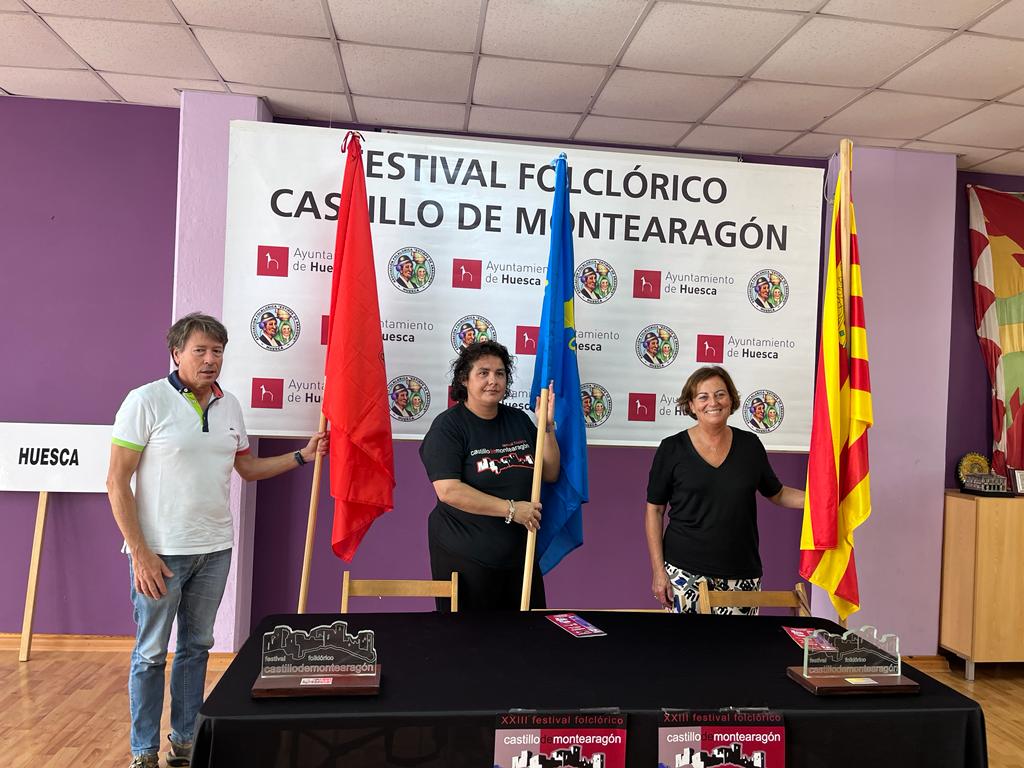 Antonio Turmo, Noemí Lanaspa y Teruca Moreno, con las banderas de las comunidades representadas en el festival.