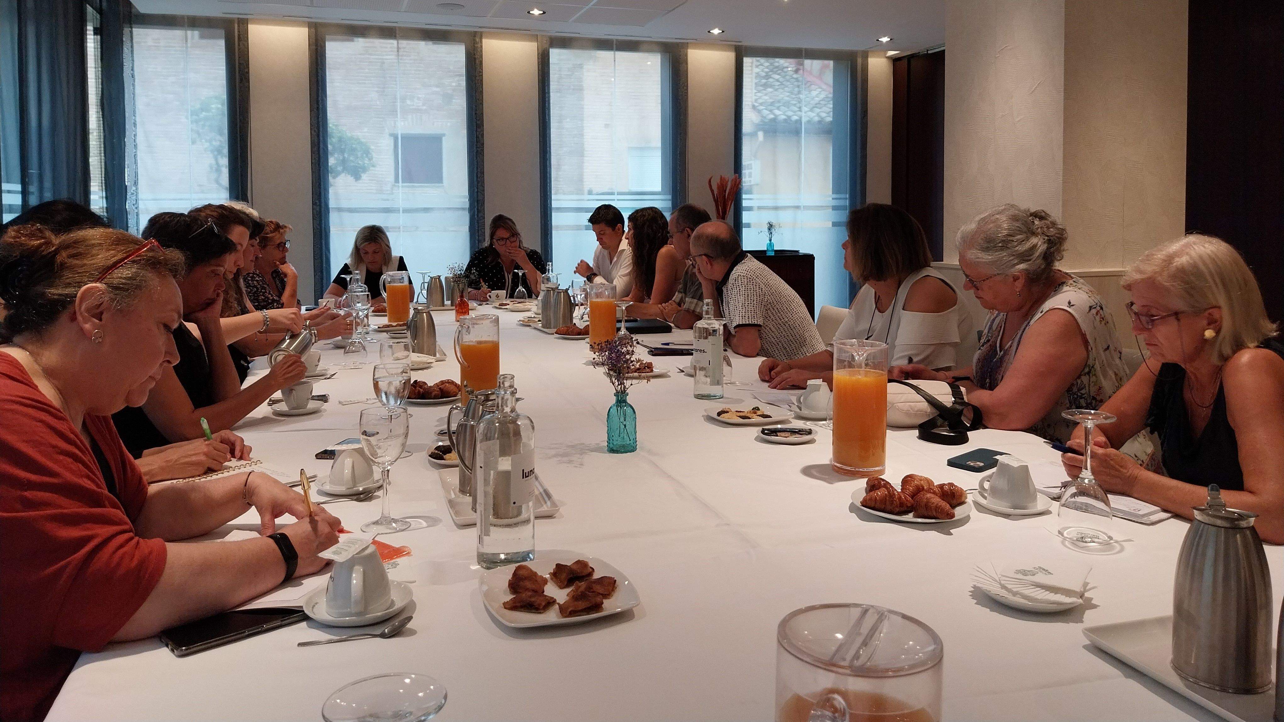 Momento del encuentro de candidatos del PSOE con representantes de las entidades sociales