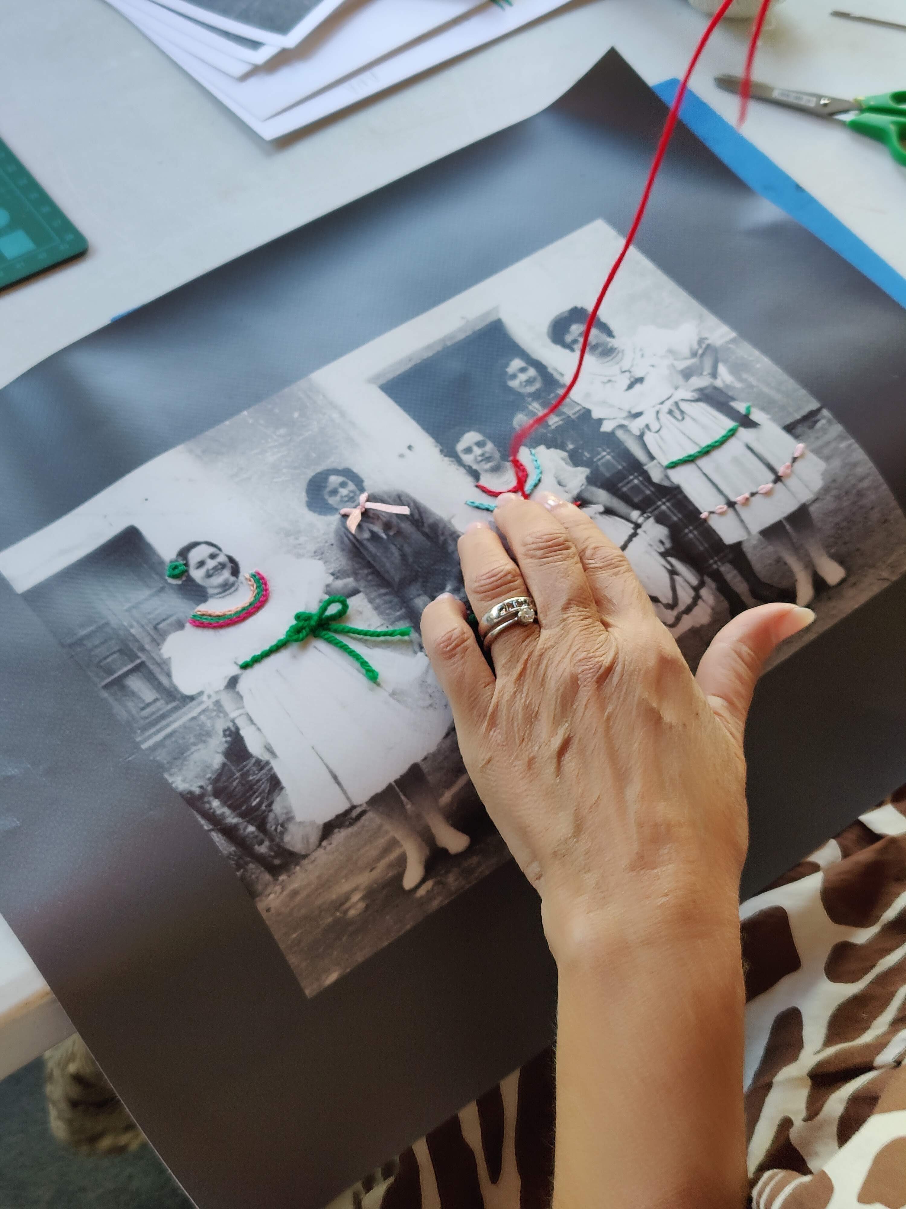 Taller de bordado en Bielsa, dentro del programa del festival Ostraneta.