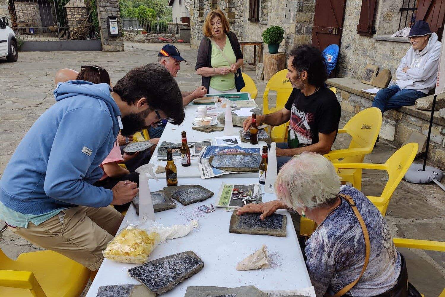 Taller en Nerín, dentro del programa del festival Ostraneta. Ostraneta! cierra en Fanlo, Labuerda y Bielsa dejando una bonita huella de color, música y arte