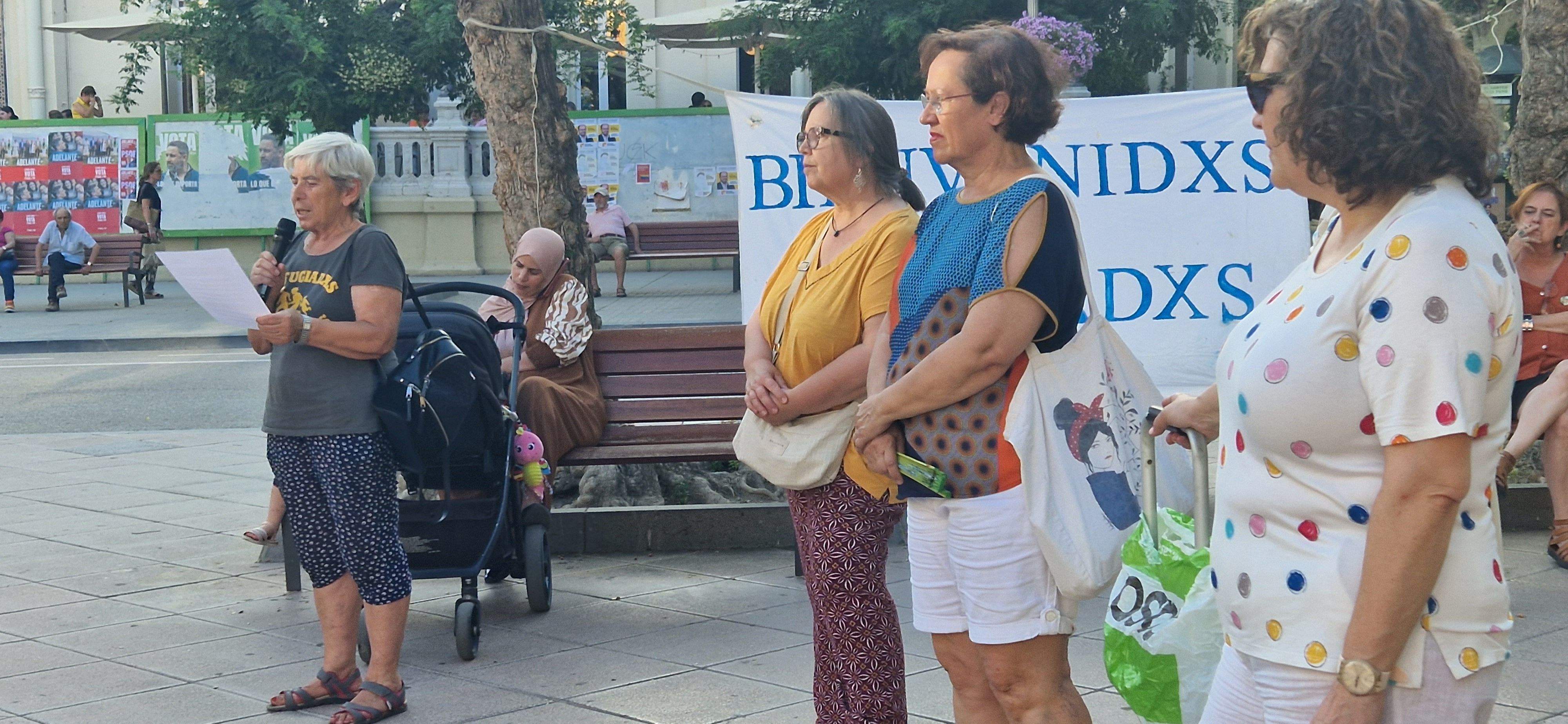Concentración de Bienvenidos Refugiados en la plaza de Navarra. Foto Myriam Martínez
