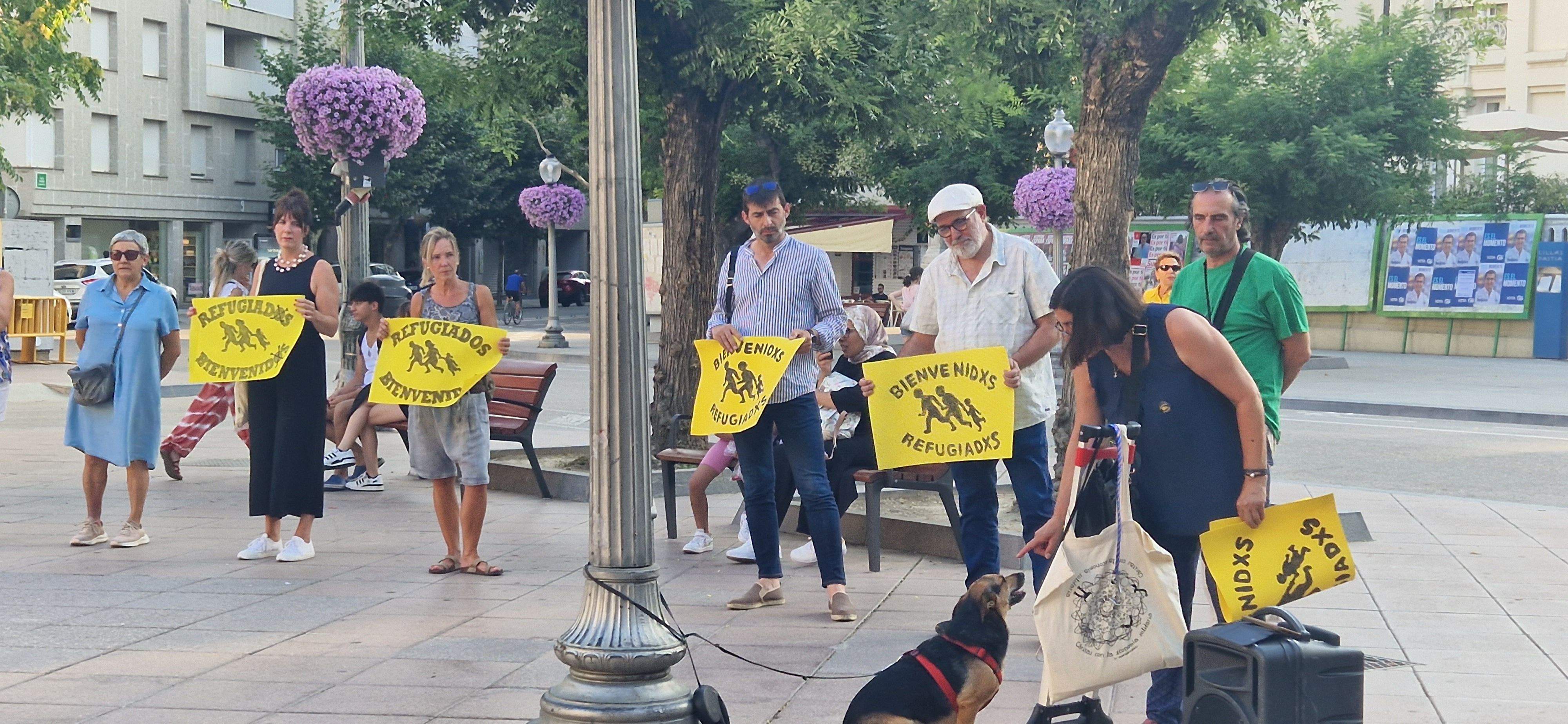 Imagen de una concentración de Bienvenidos Refugiados en la plaza de Navarra. Foto Myriam Martínez Imagen de una concentración de Bienvenidos Refugiados en la plaza de Navarra. Foto Myriam Martínez