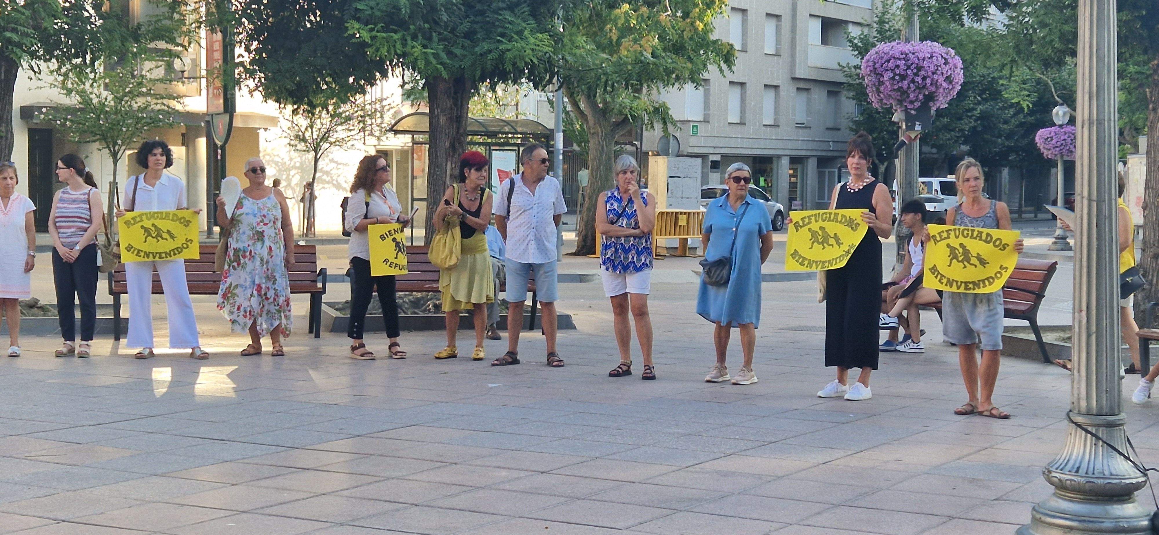 Una de las concentraciones de Bienvenidos Refugiados en la plaza de Navarra. Foto Myriam Martínez