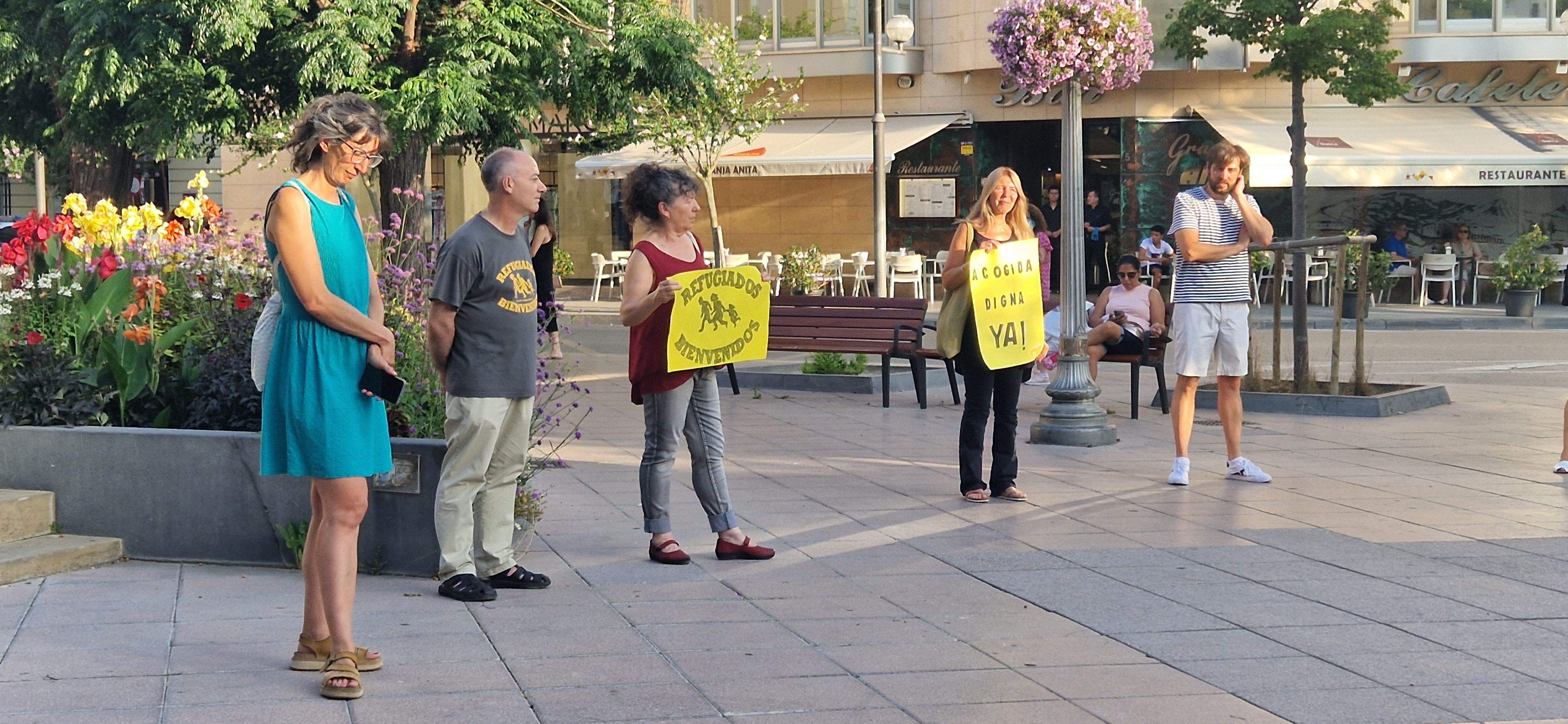 Concentración de Bienvenidos Refugiados en la plaza de Navarra. Foto Myriam Martínez