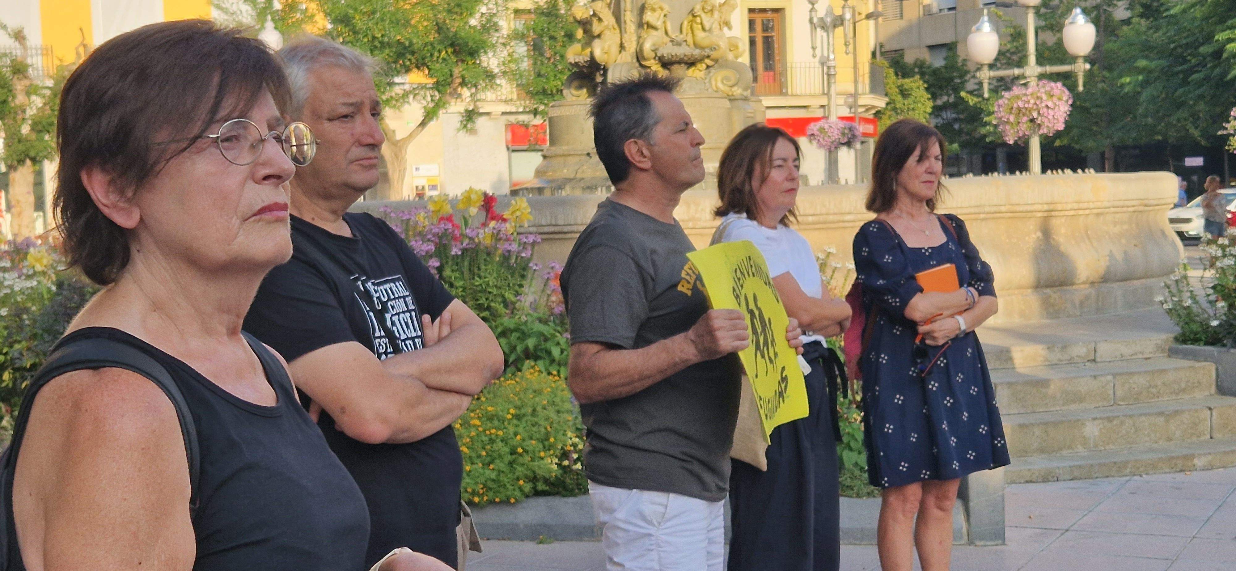 Concentración de Bienvenidos Refugiados en la plaza de Navarra. Foto Myriam Martínez
