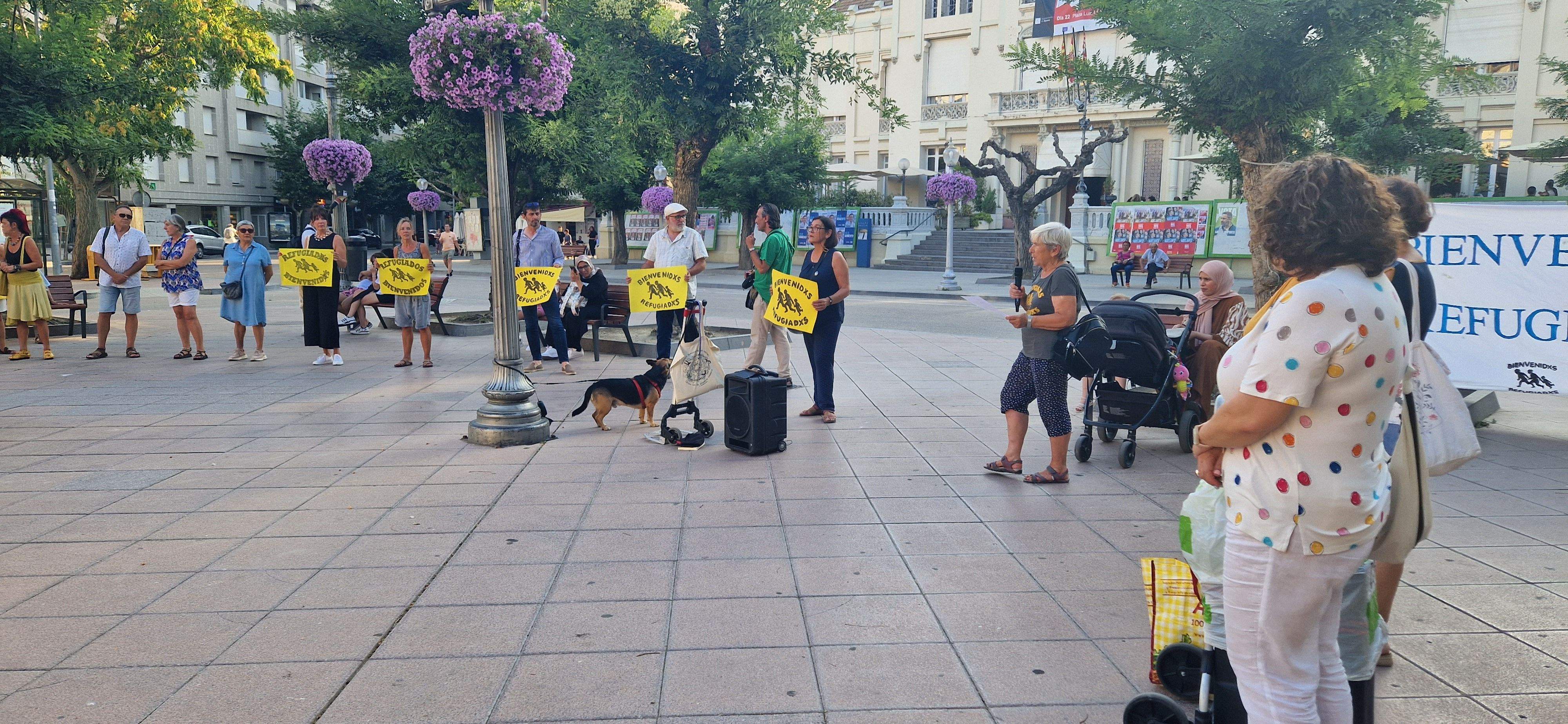 Una de las concentraciones realizadas por Bienvenidos Refugiados en la plaza de Navarra. Foto Myriam Martínez