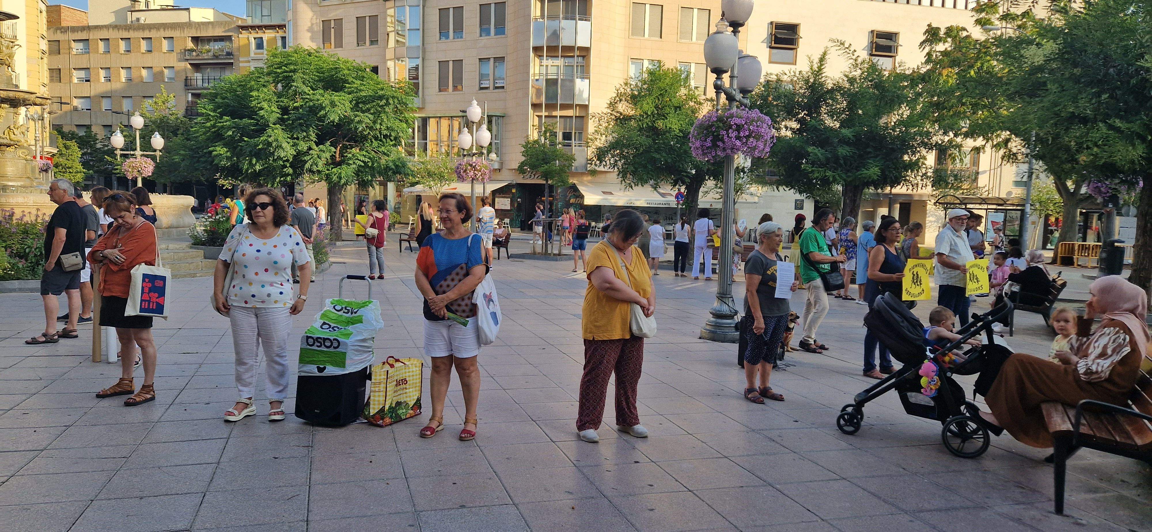 Concentración de Bienvenidos Refugiados en la plaza de Navarra. Foto Myriam Martínez