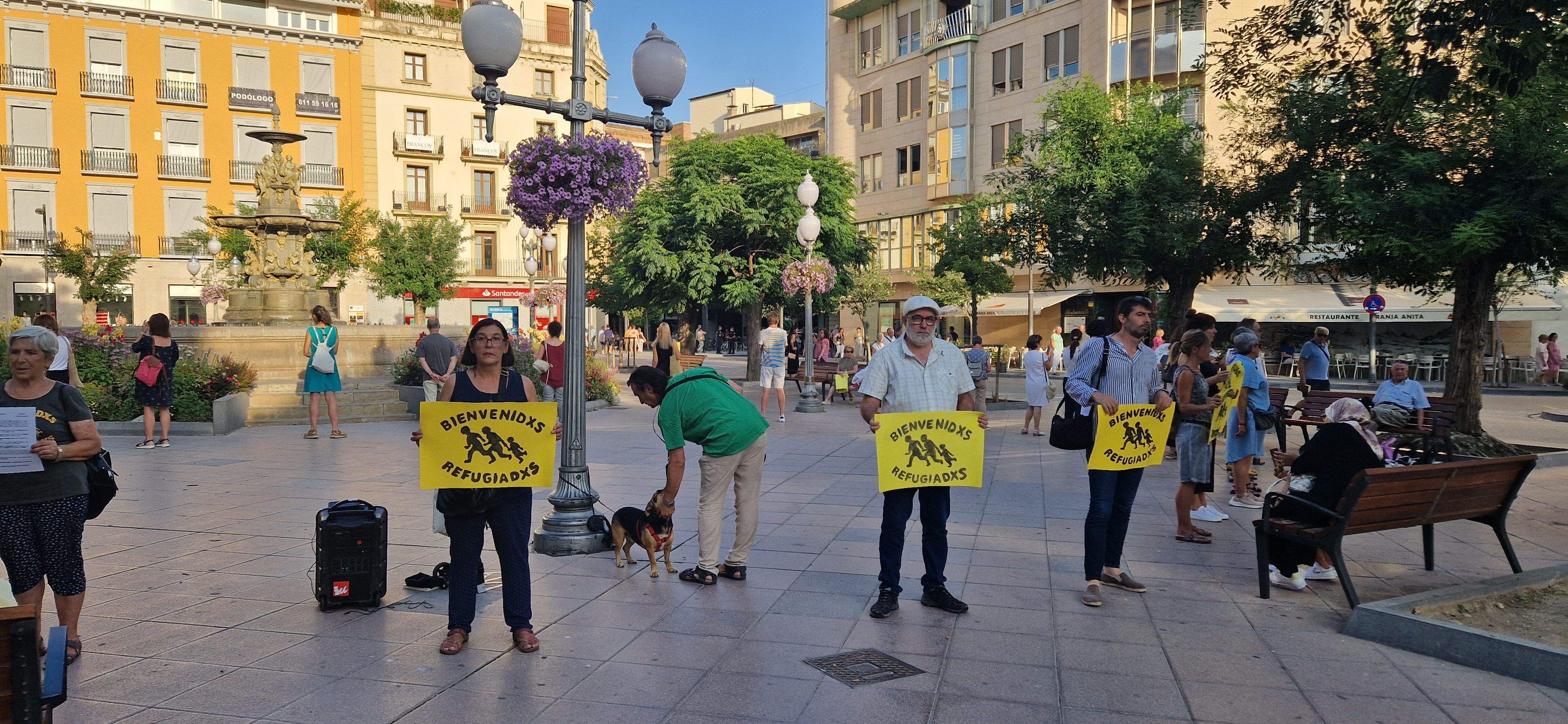 Concentración de Bienvenidos Refugiados en la plaza de Navarra. Foto Myriam Martínez