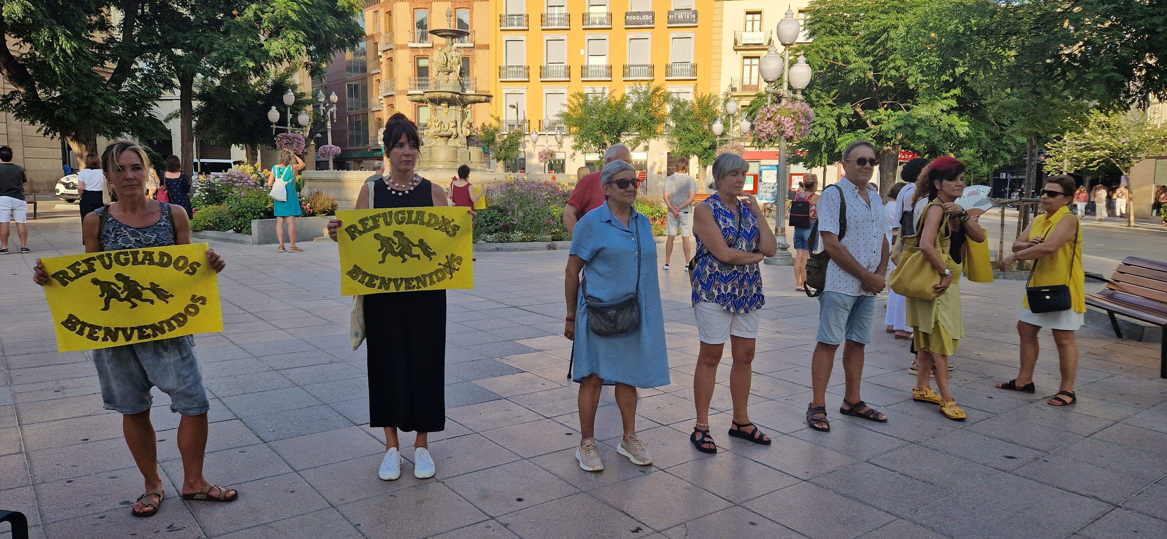 Concentración de Bienvenidos Refugiados en la plaza de Navarra. Foto Myriam Martínez