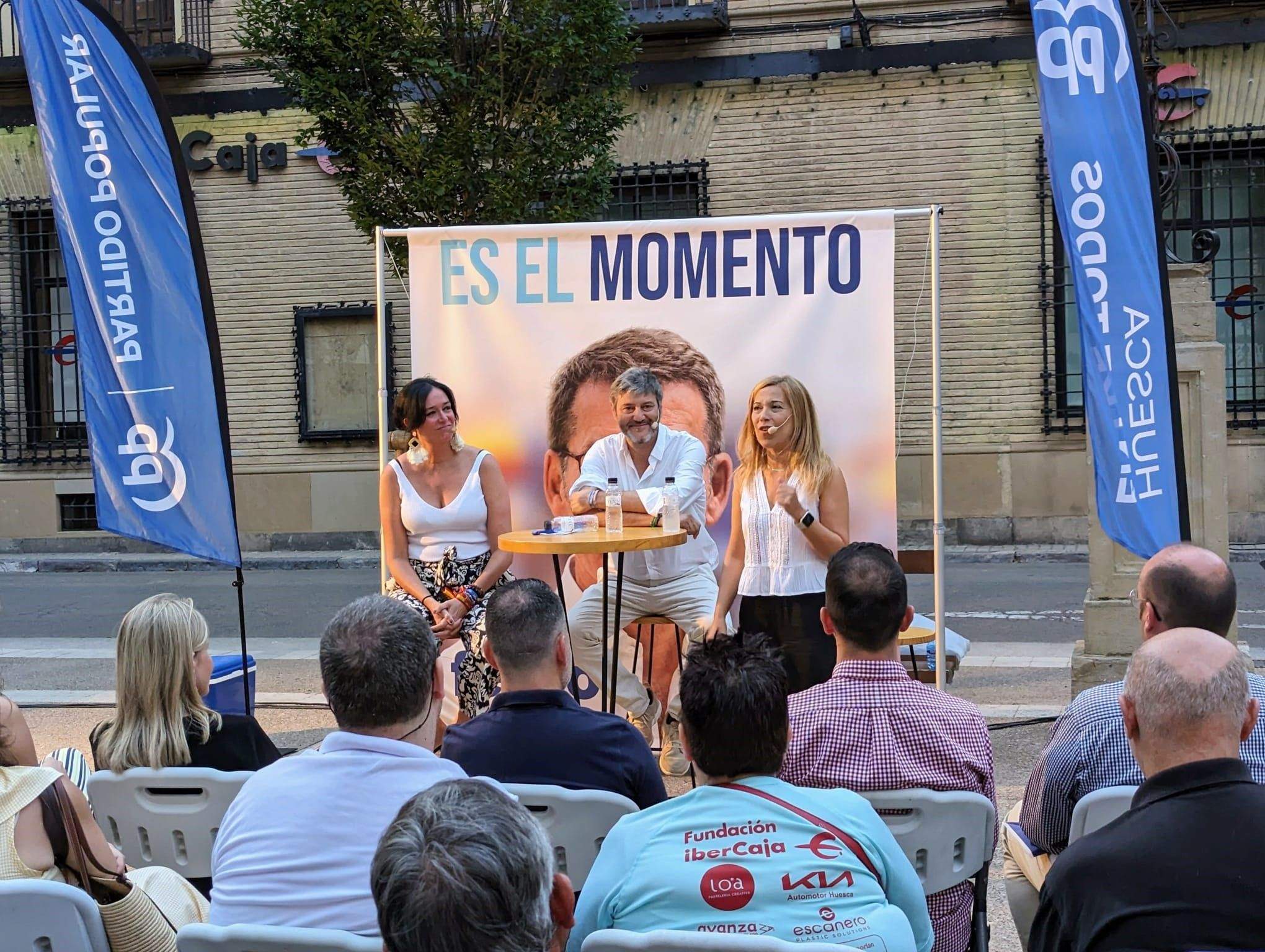 Lorena Orduna, Gerardo Oliván y Ana Alós, en la Plaza Inmaculada de Huesca