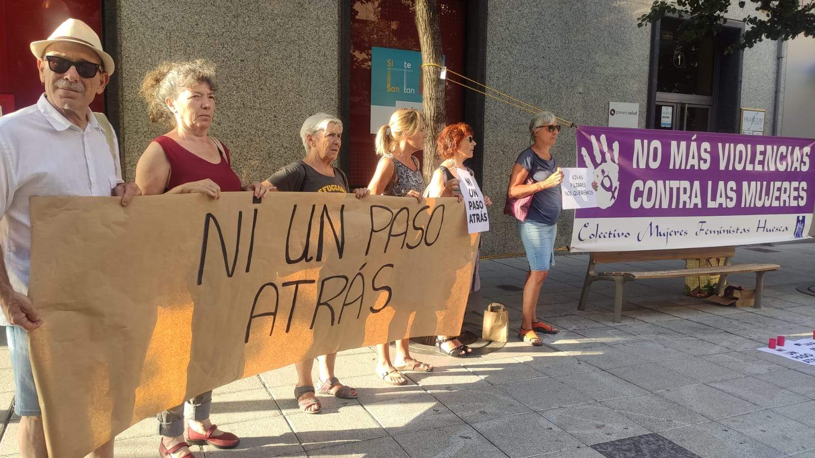 Concentración en la plaza Concepción Arenal. Colectivos feministas piden en Huesca que no se dilapide tanto esfuerzo por la igualdad. Foto Lola Alquézar
