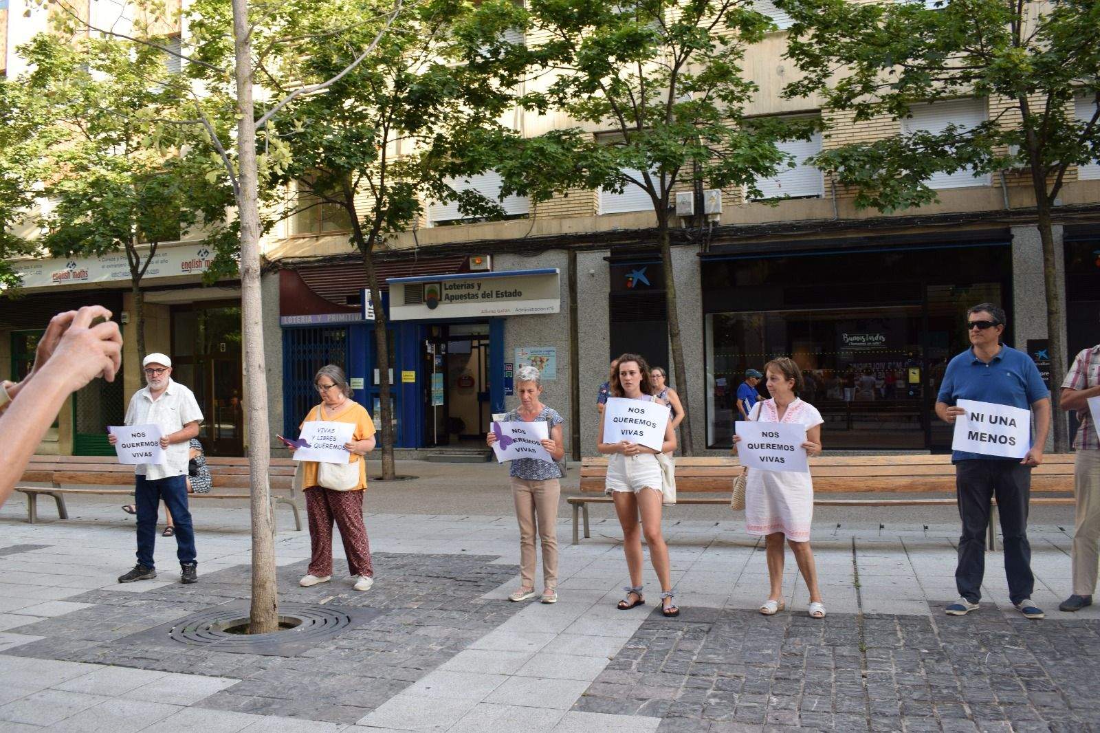 Concentración en Huesca contra la violencia machista. Foto Lola Alquézar