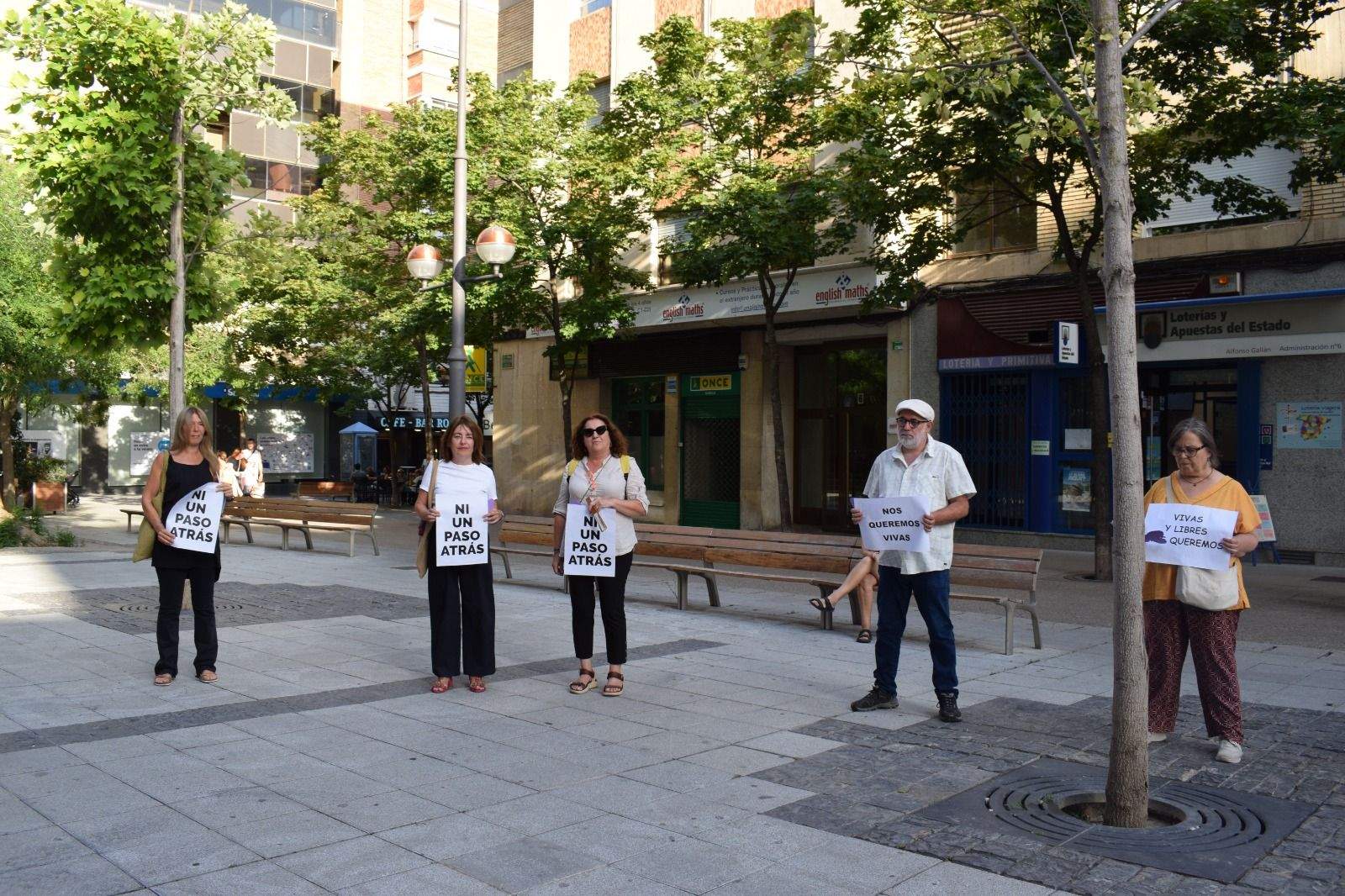 Concentración en Huesca contra la violencia machista. Foto Lola Alquézar