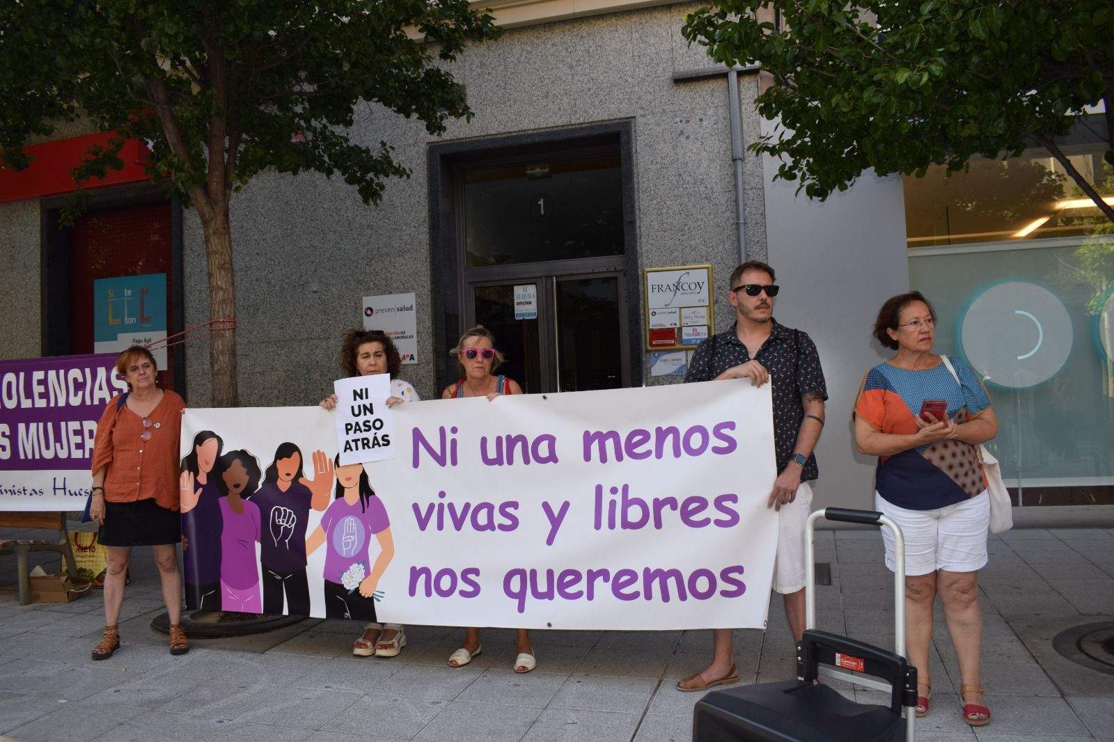 Concentración en Huesca contra la violencia machista. Foto Lola Alquézar