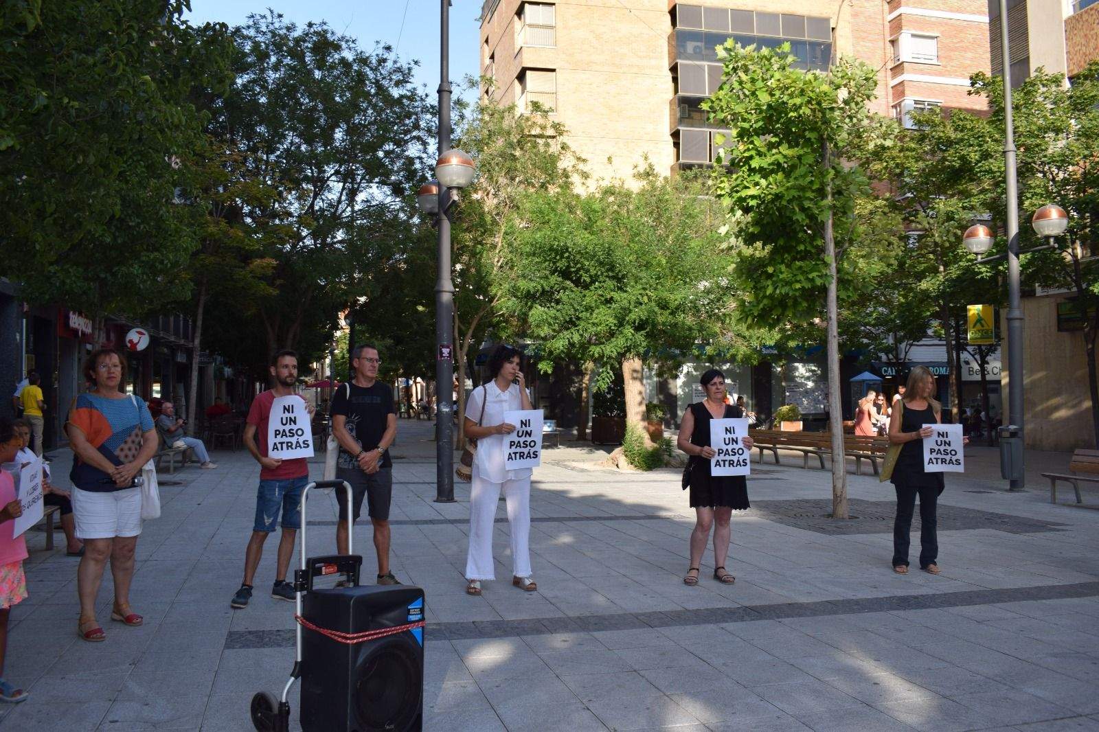 Concentración en Huesca contra la violencia machista. Foto Lola Alquézar
