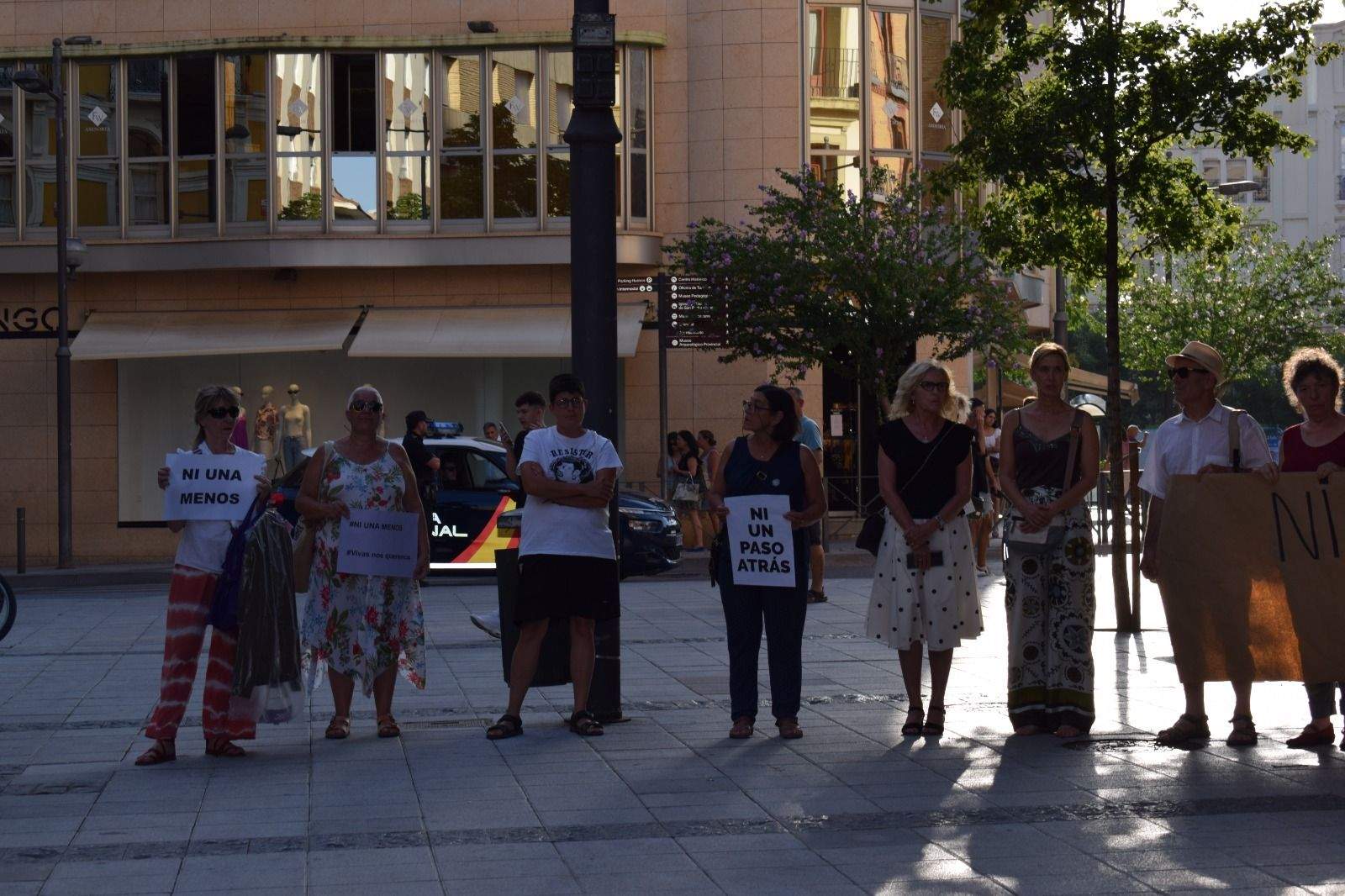 Concentración en Huesca contra la violencia machista. Foto Lola Alquézar