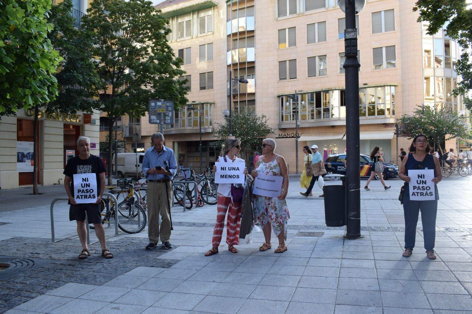 Concentración en Huesca contra la violencia machista. Foto Lola Alquézar