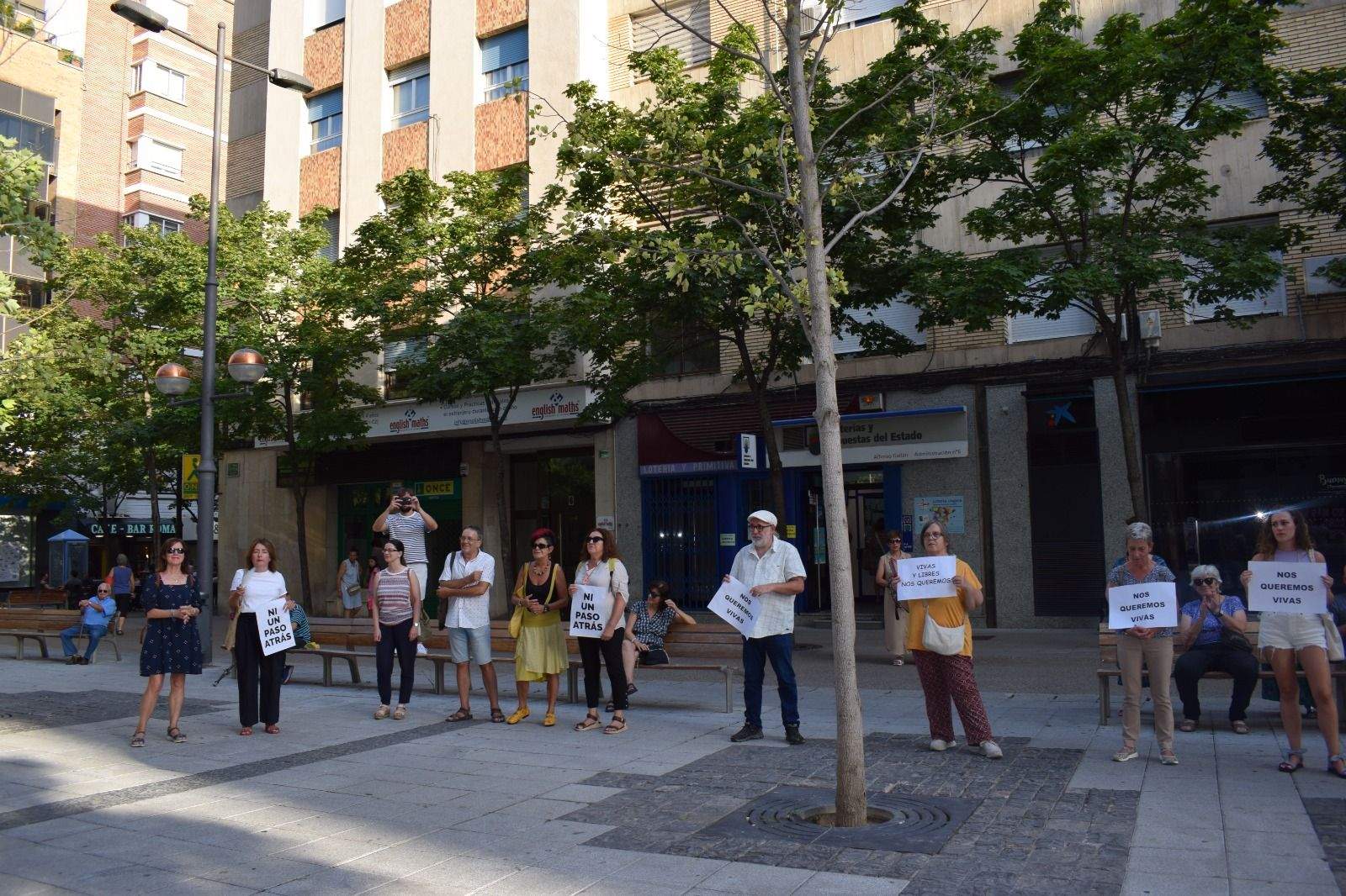 Concentración en Huesca contra la violencia machista. Foto Lola Alquézar