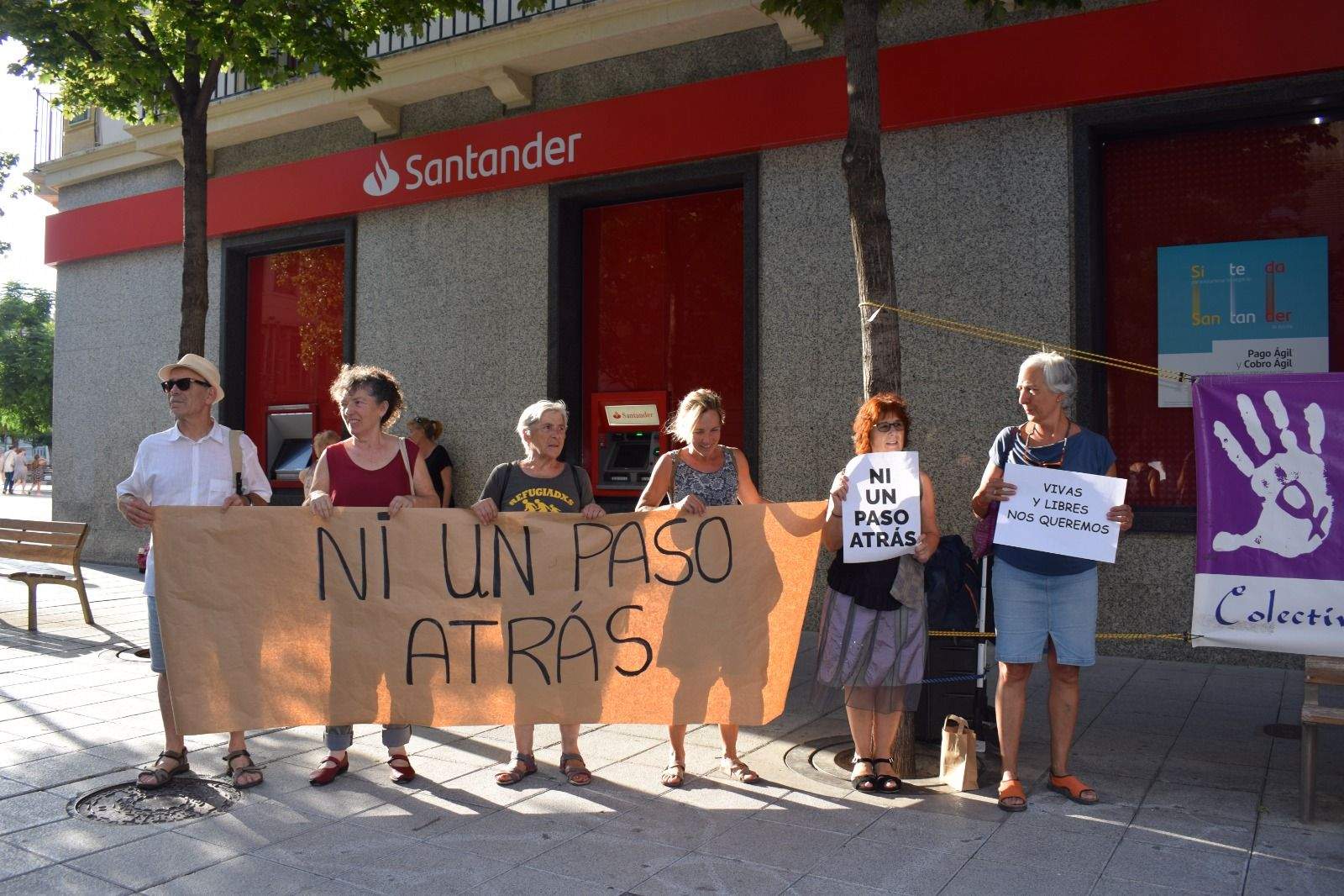 Concentración en Huesca contra la violencia machista. Foto Lola Alquézar