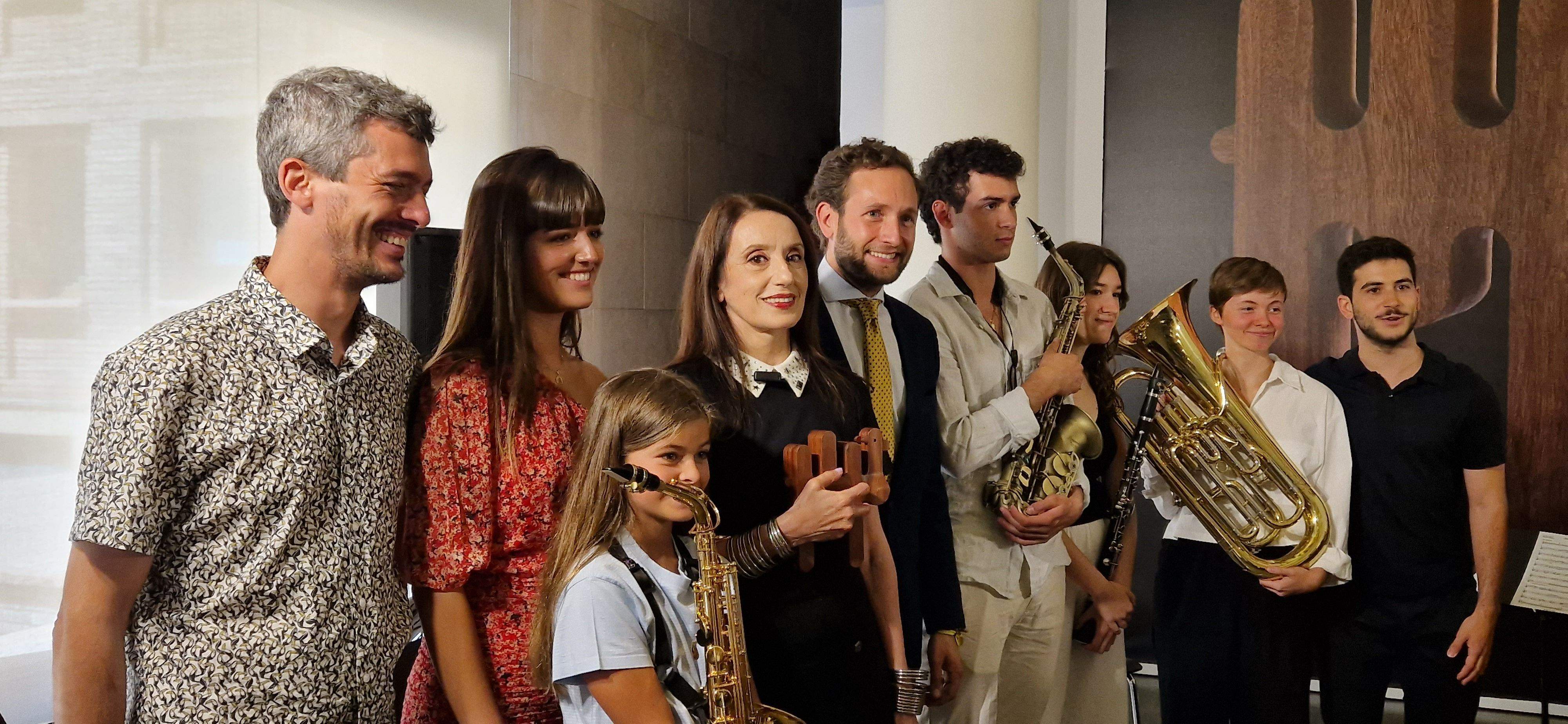 Luz Casal con el presidente de la DPH, Isaac Claver, los integrantes de Jazz for Kids y la cantante Laura Sánchez. Foto Myriam Martínez