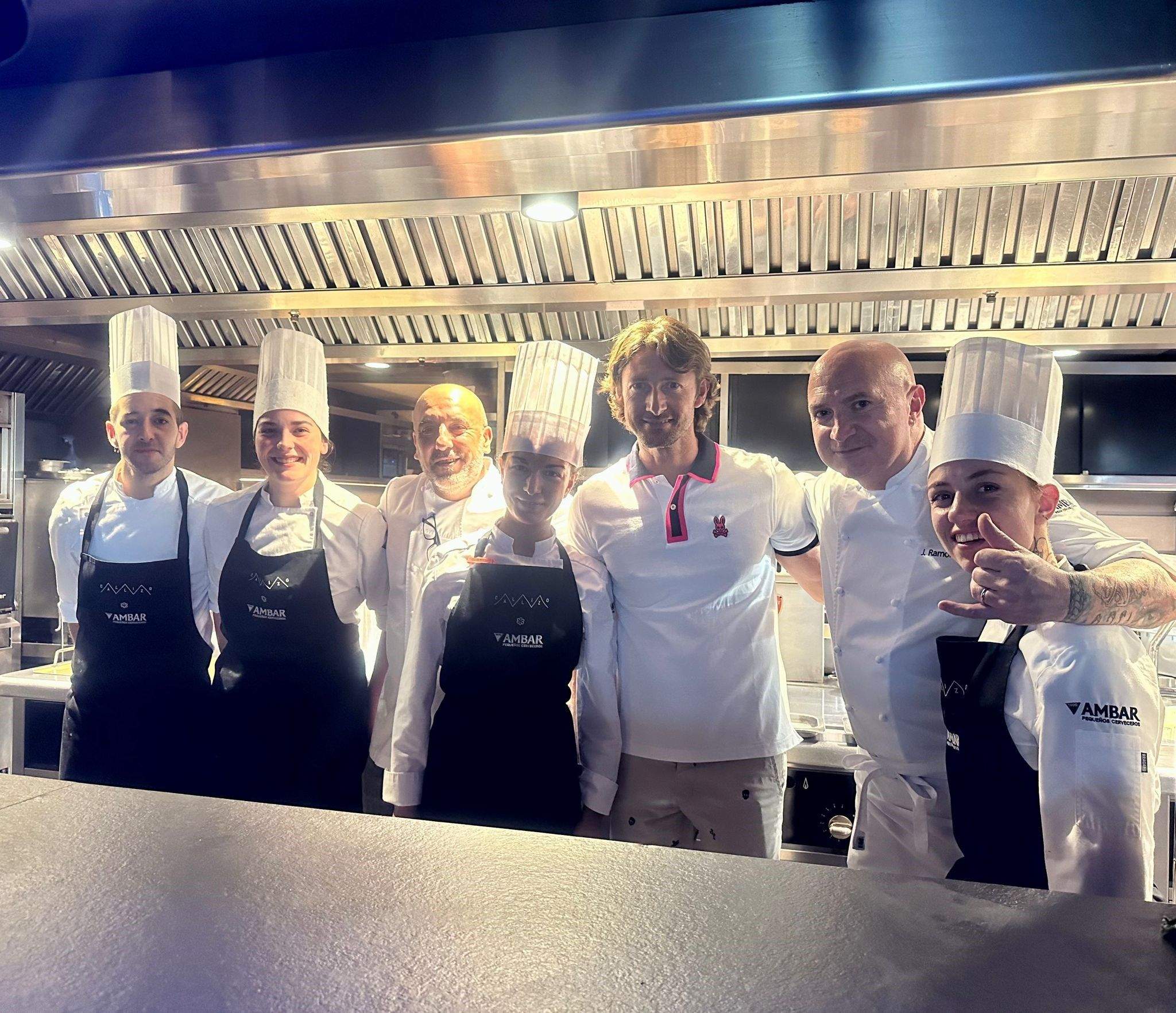 Juan Carlos en la cocina del Callizo con Josetxo Souto, Ramón Aso y parte del equipo.