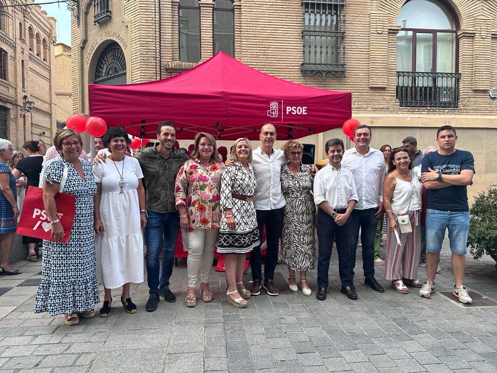 Los  candidatos han cerrado la campaña con una mesa informativa en Huesca.