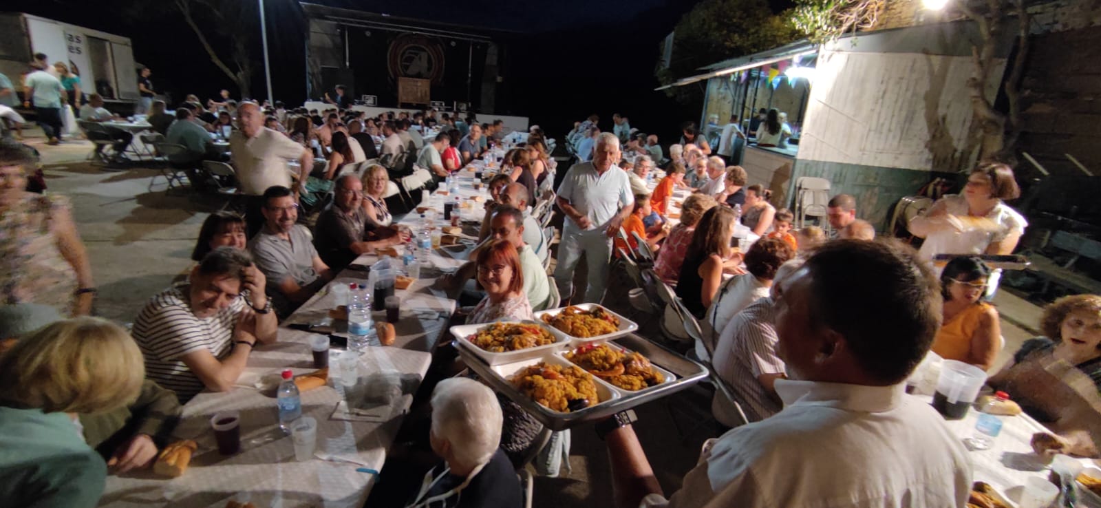 Multitudinaria cena de paella en Aguas por las fiestas de Santiago. Foto Fernando Paúles.